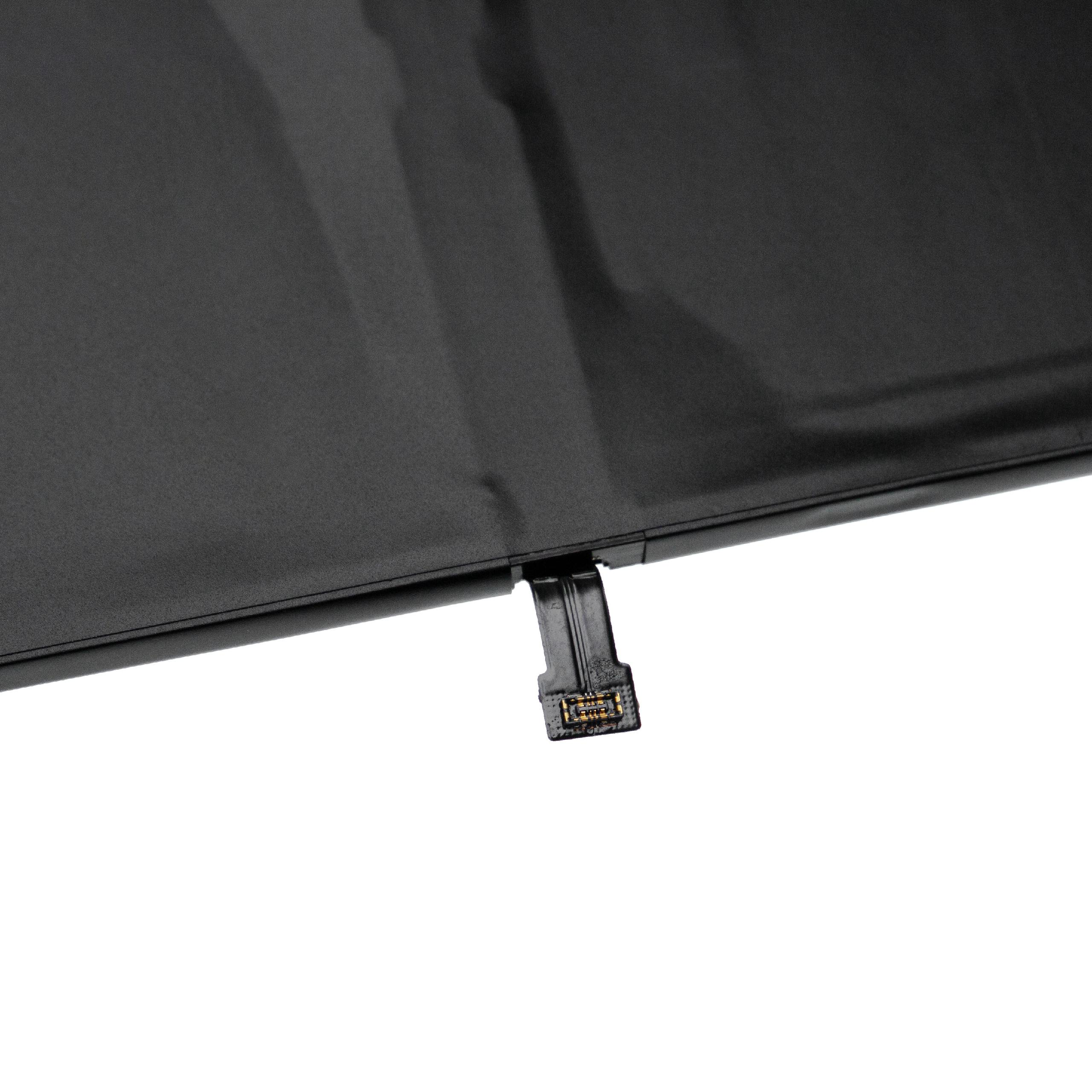 Schwarze Komponente mit kleinem Stecker. Der Hintergrund ist weiß. Die Komponente hat eine strukturierte Oberfläche.