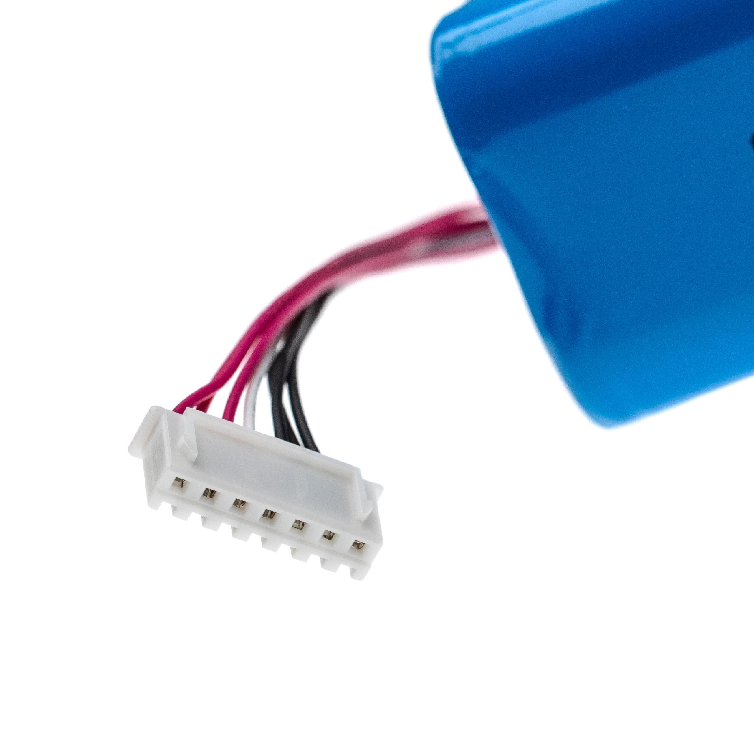 Ein weißer Stecker mit verschiedenfarbigen Drähten ist teilweise sichtbar. Ein blaues Objekt befindet sich im Hintergrund, alles auf Weiß.