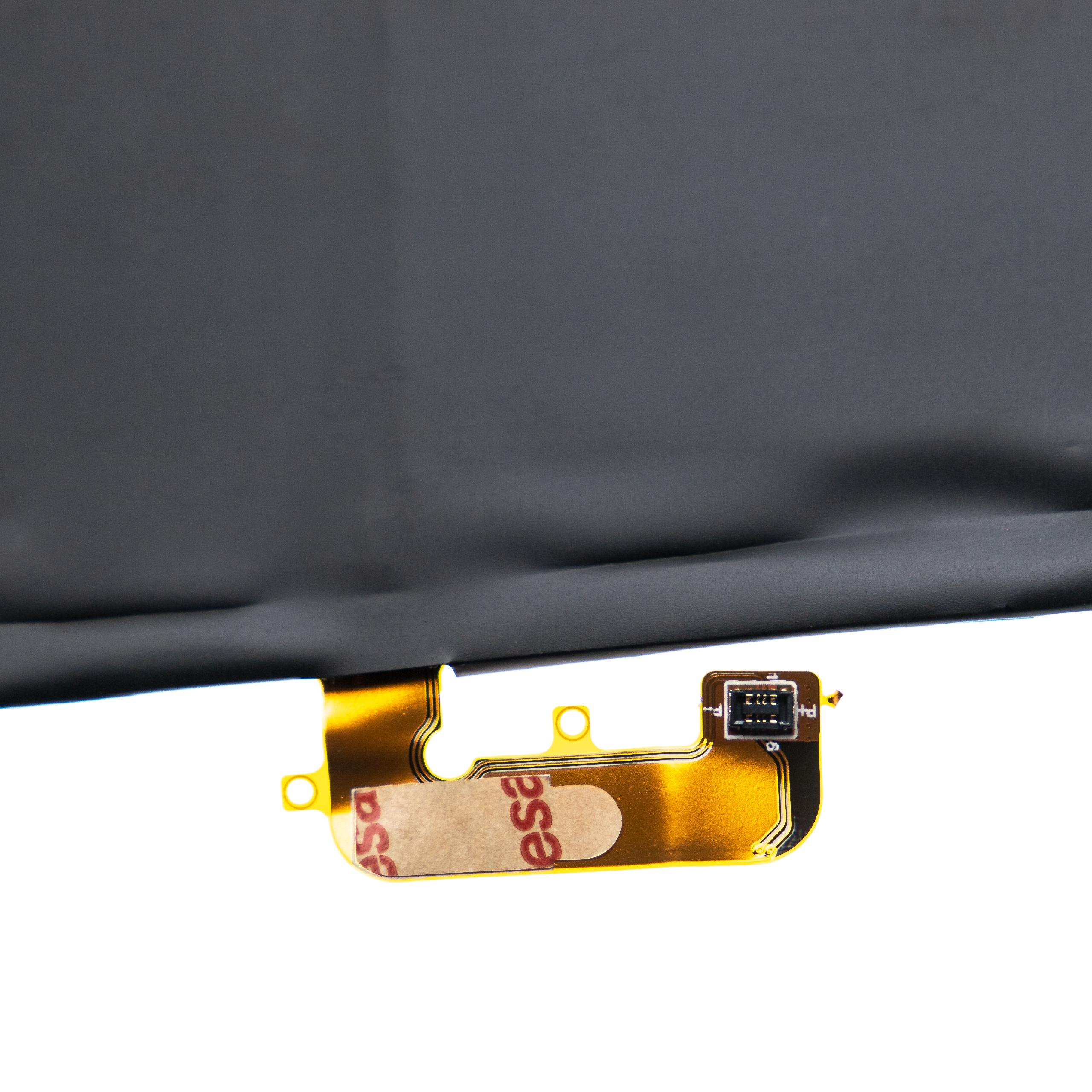 Ein goldfarbenes Flachbandkabel mit Aufkleber und elektronischem Bauteil, vor weißem Hintergrund und einem dunkelgrauen Oberteil.