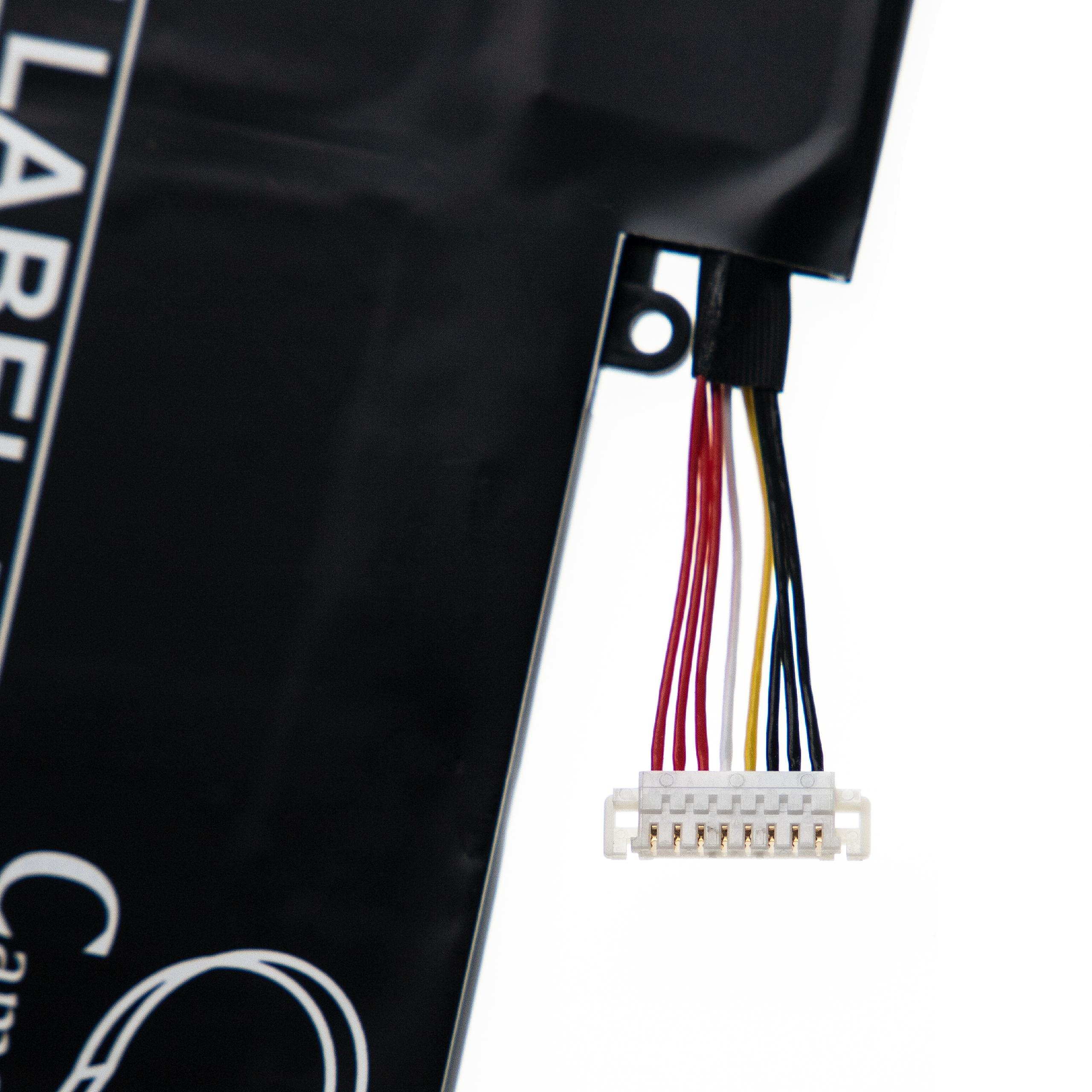 Nahaufnahme eines schwarzen Akkus mit farbigen Drähten und einem weißen Stecker auf weißem Hintergrund.