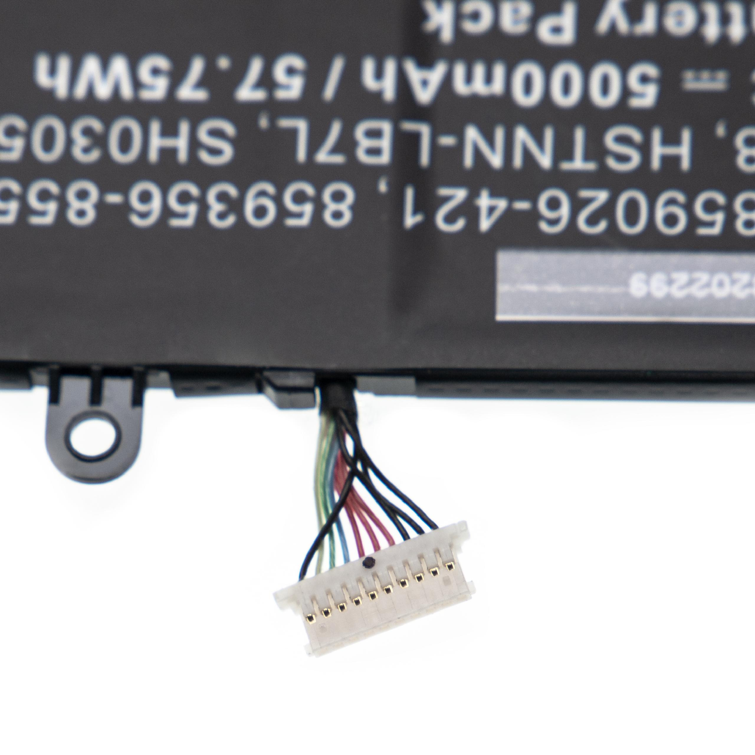 Nahaufnahme eines Laptop-Akkus mit Anschluss. Details umfassen Text, Drähte und einen weißen Stecker.