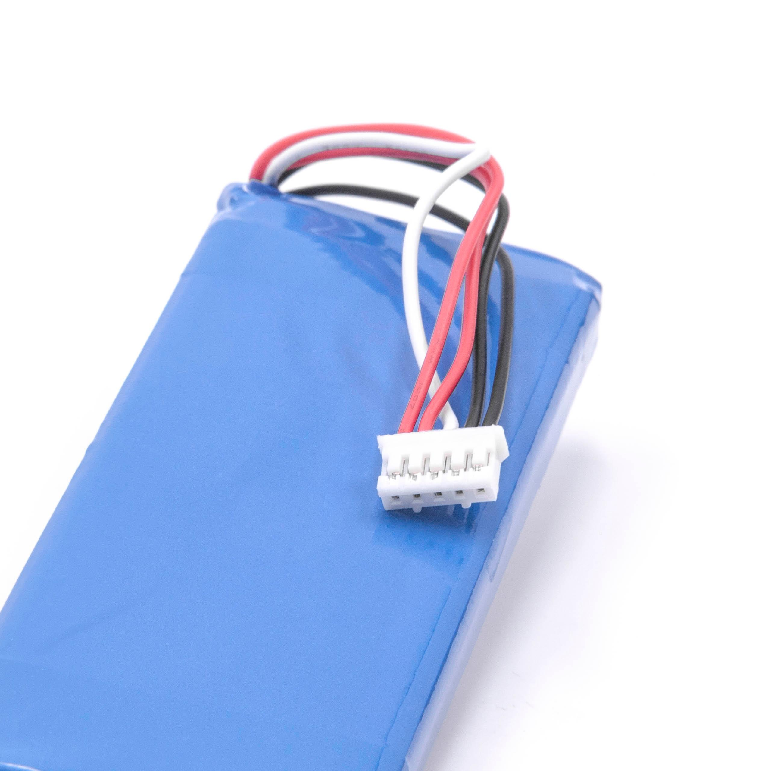 Ein blauer Akku mit weißem Stecker und roten, schwarzen und weißen Drähten vor weißem Hintergrund.