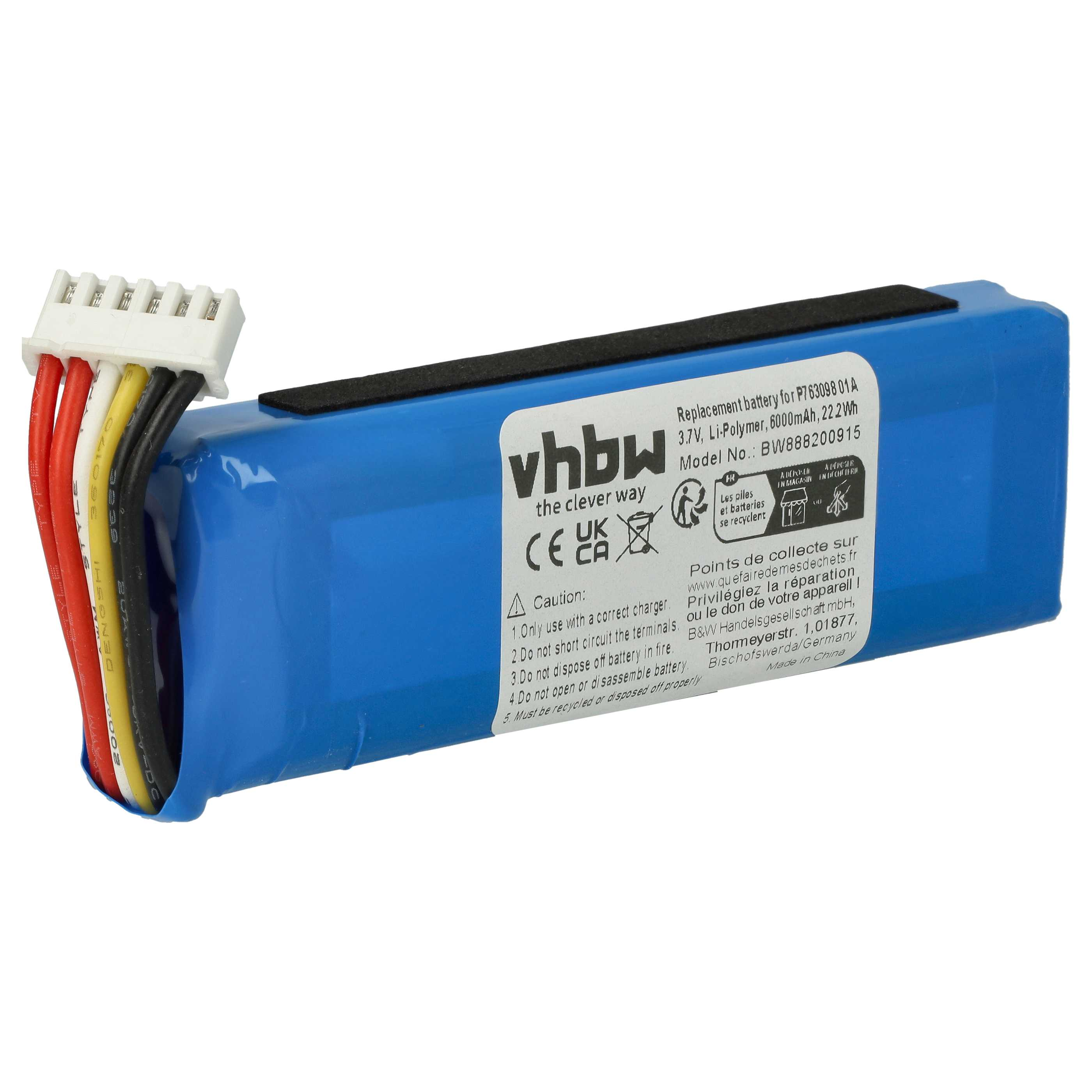 Ein blauer Akku mit weißem Stecker und farbigen Drähten liegt auf einer weißen Oberfläche. Text auf dem Akku weist auf Vorsicht und Recycling hin.