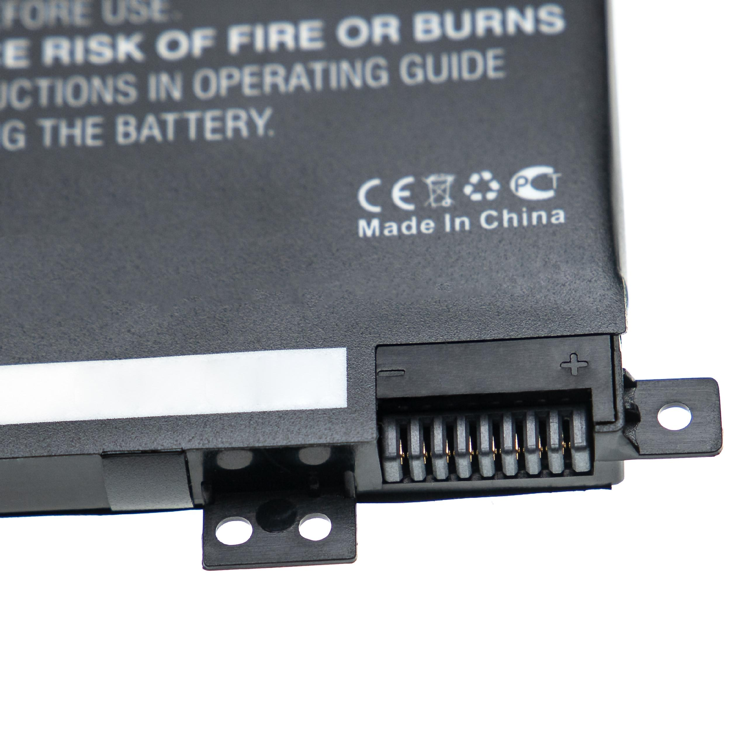 Nahaufnahme eines schwarzen Laptop-Batterieanschlusses. Auf der Batterie steht 'Made in China' und Warnhinweise.