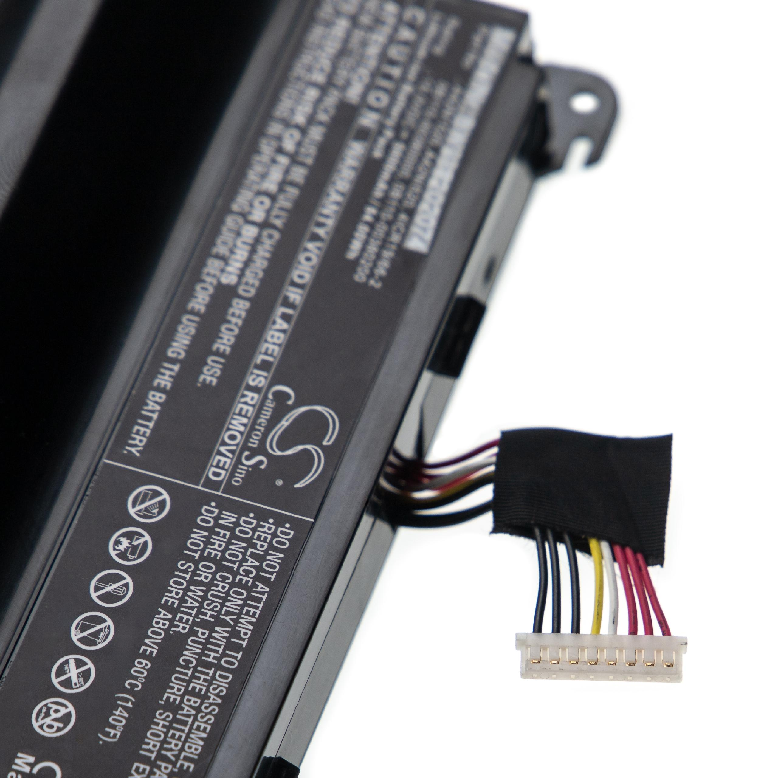 Laptop-Akku mit Kabeln und Stecker. Schwarzes Gehäuse, weißer Hintergrund. Warnhinweise sind auf dem Akku.