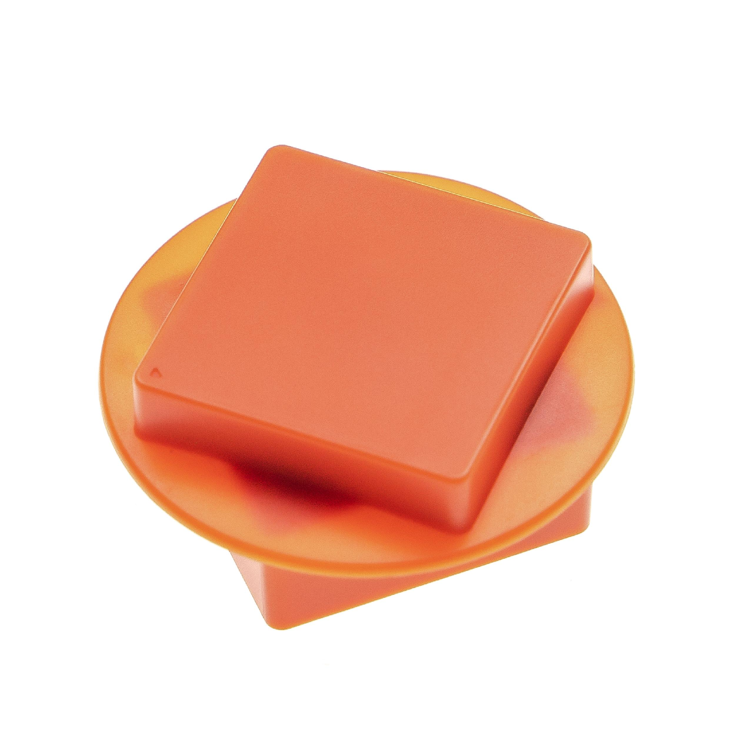 Ein orangefarbenes, quadratisches Objekt sitzt auf einer passenden, kreisförmigen Basis, beide vor weißem Hintergrund.