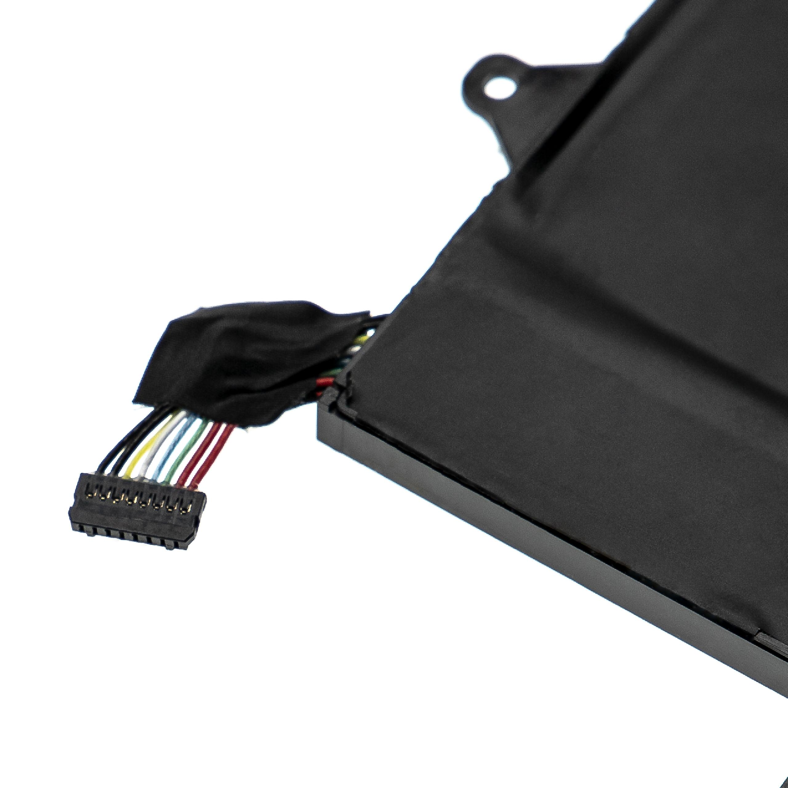 Nahaufnahme eines Laptop-Akkus. Schwarzes Gehäuse mit Stecker und farbigen Drähten. Weißer Hintergrund.