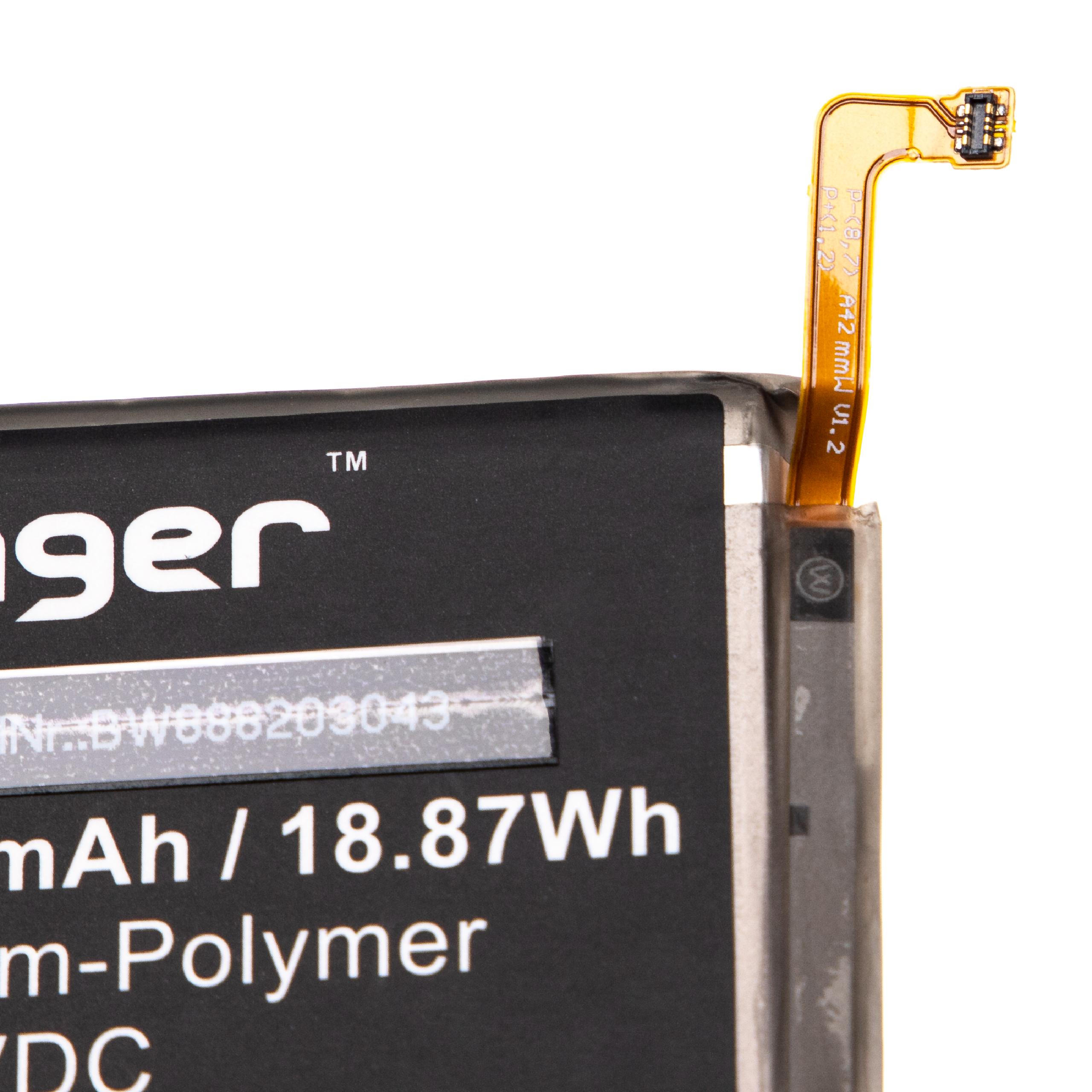 Nahaufnahme einer Batterie mit Text: 'ger', 'mAh / 18.87Wh' und einem Flexkabel mit Stecker.