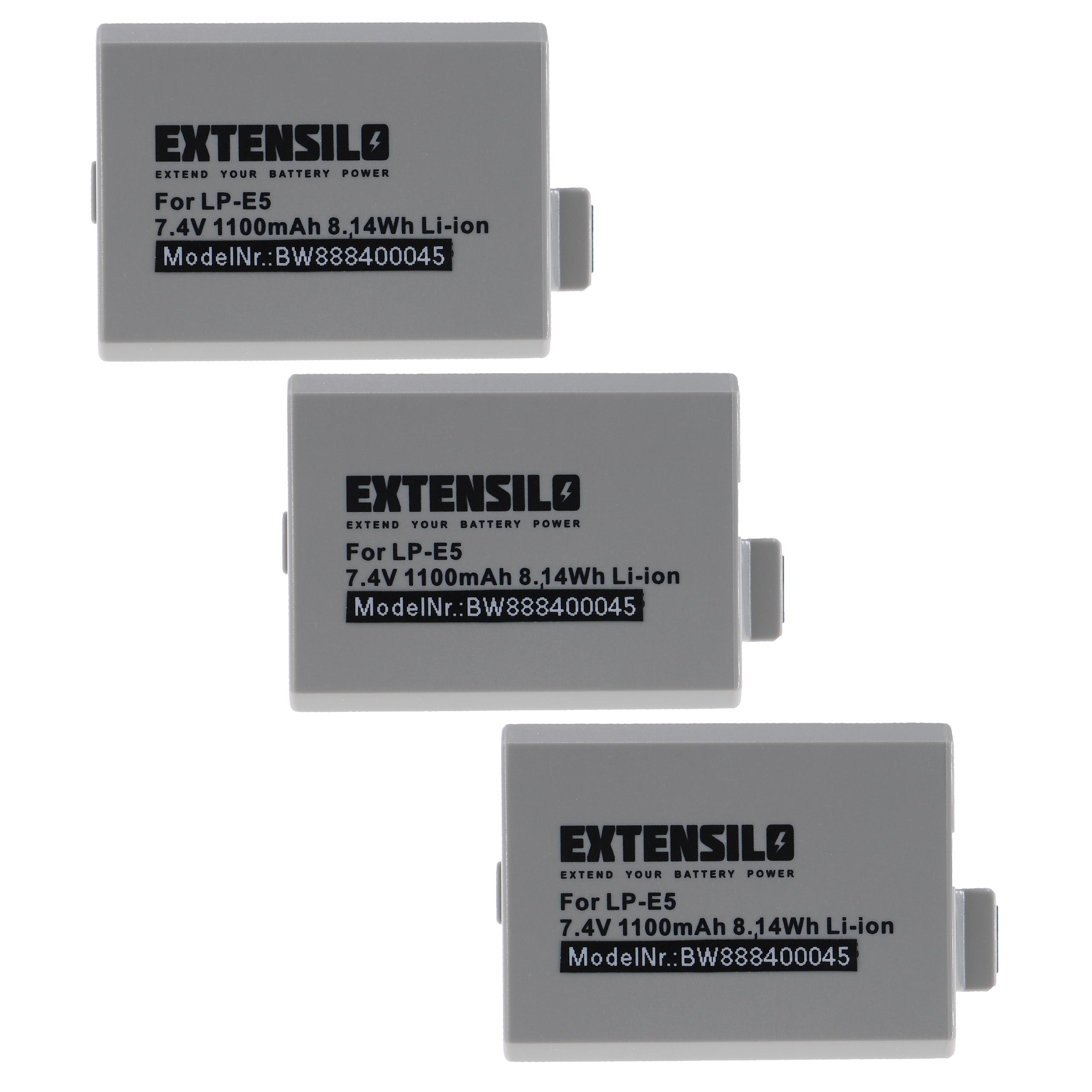 Drei graue, rechteckige Batterien sind gestapelt. Jede hat das Logo und die Details: Für LP-E5, 7,4 V 1100 mAh und Modellnummer.