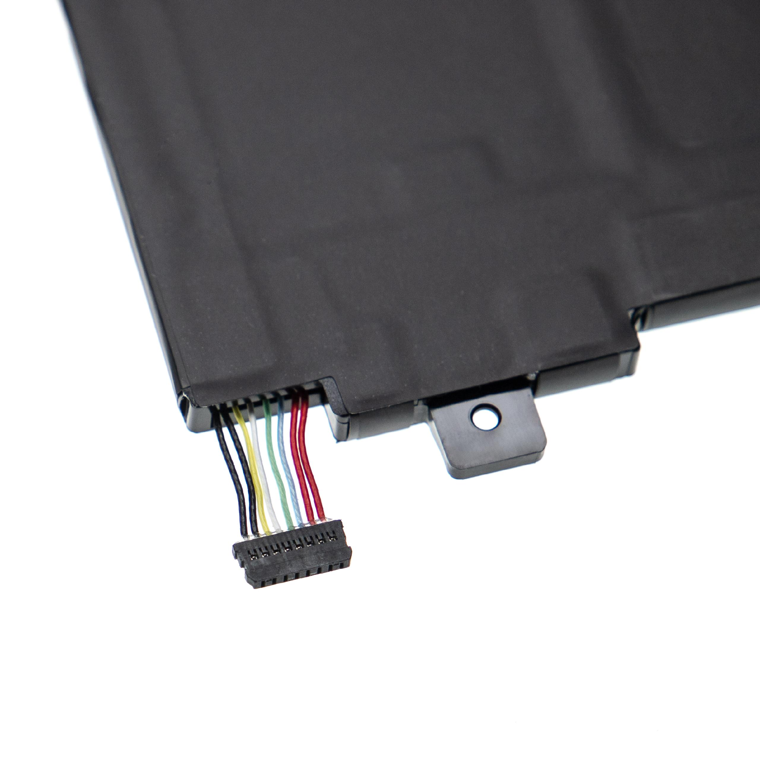 Schwarzes rechteckiges Gerät mit farbigen Drähten und Stecker. Weißer Hintergrund. Obere linke Ecke. Detail des Geräts.