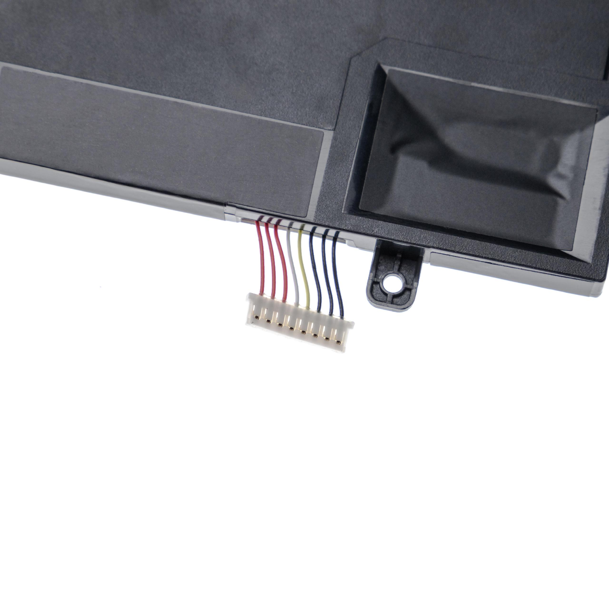 Nahaufnahme einer schwarzen elektronischen Komponente mit bunten Drähten und einem weißen Stecker vor weißem Hintergrund.