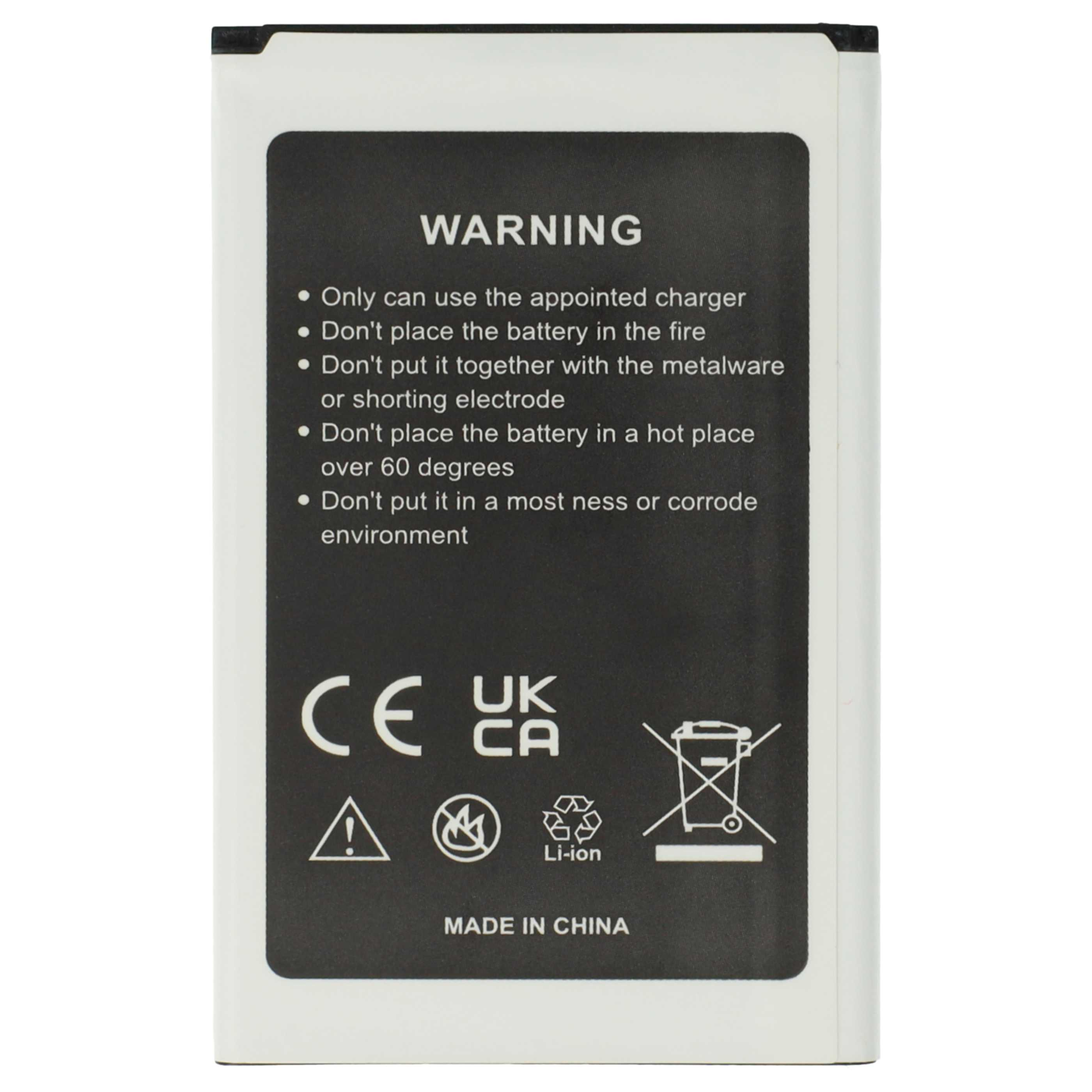 Ein weißer Akku mit schwarzem Etikett, das Warnhinweise und Symbole enthält. Es gibt auch einen Aufkleber "Made in China".