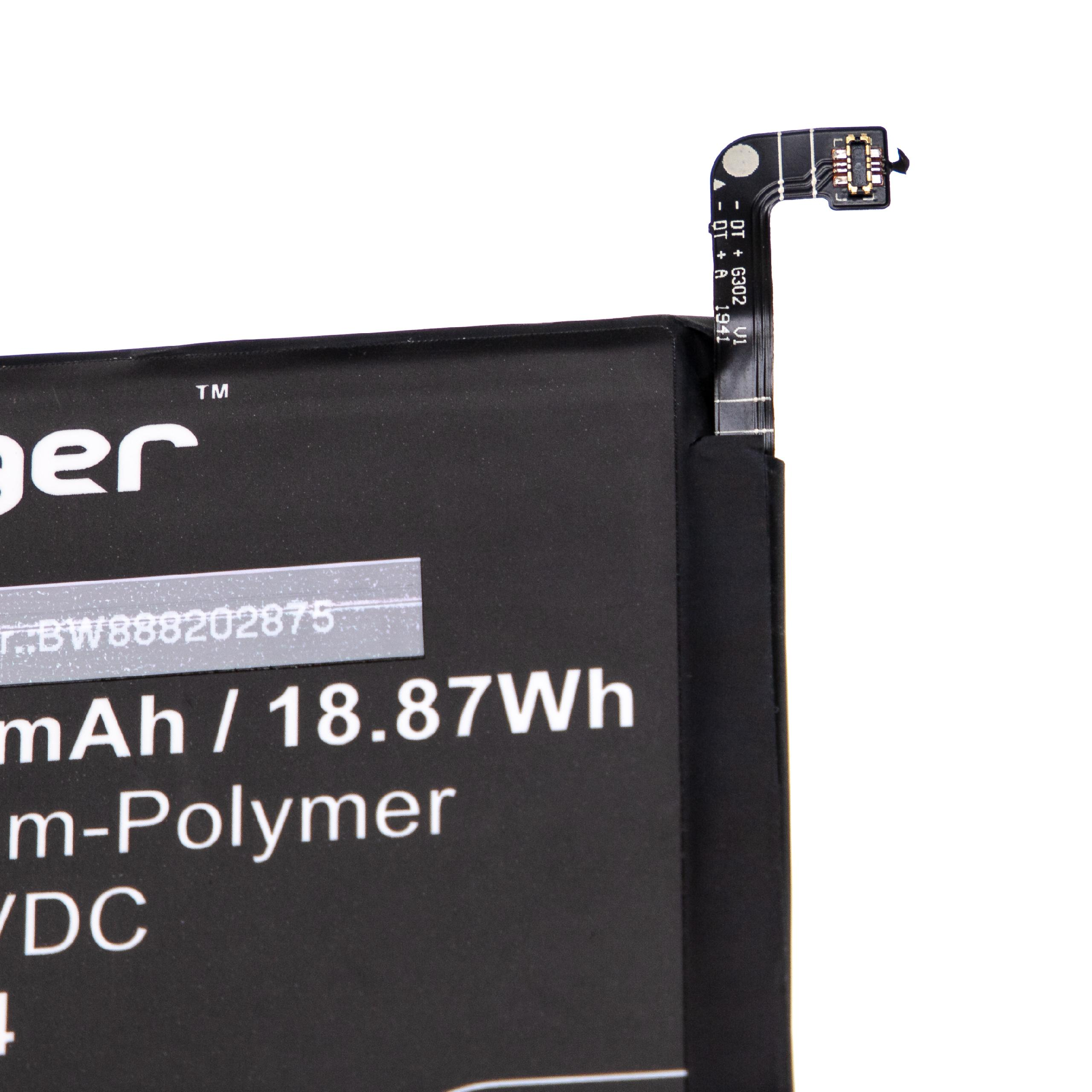 Nahaufnahme einer schwarzen Batterie mit weißem Text, einer Leiterplatte oben und weißem Hintergrund.