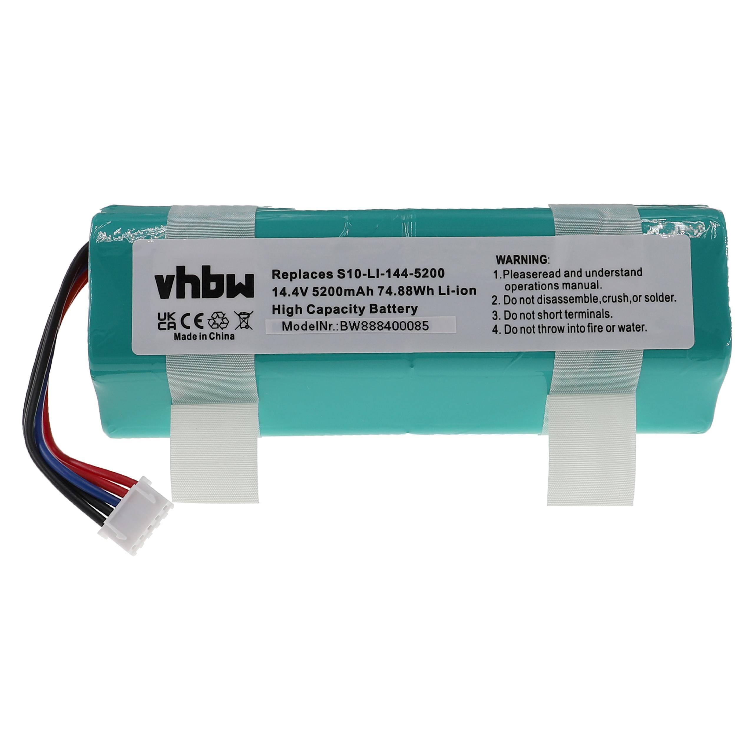 Ein türkisfarbener Akku mit weißem Etikett, Warntext und Produktinformationen. Links sind Kabel und ein Stecker sichtbar.