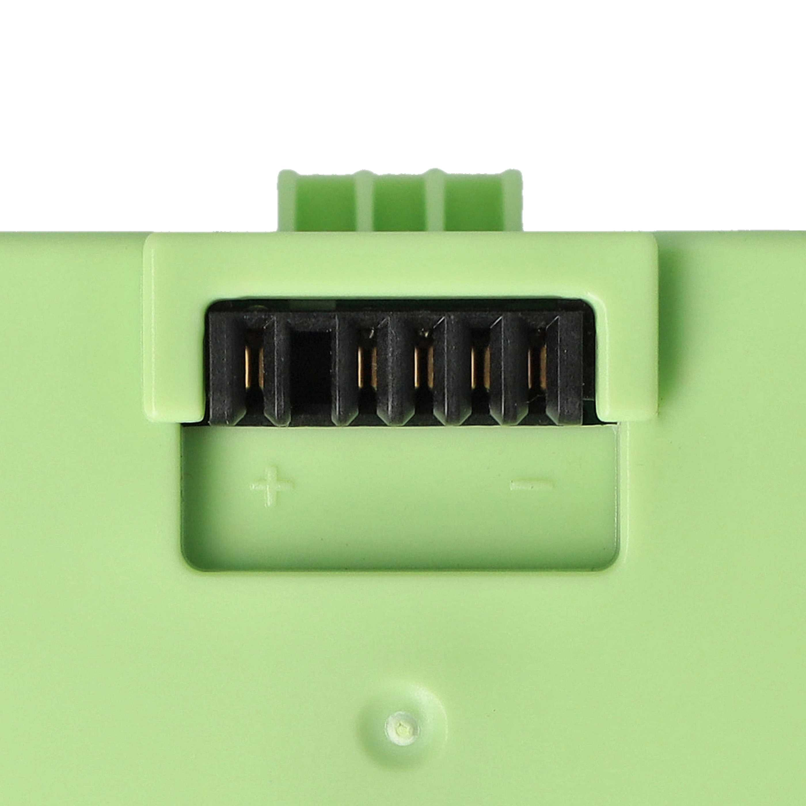 Nahaufnahme einer hellgrünen Kunststoff-Batteriekomponente. Sie hat einen schwarzen Stecker mit Goldstiften und eine grüne Verriegelungslasche.