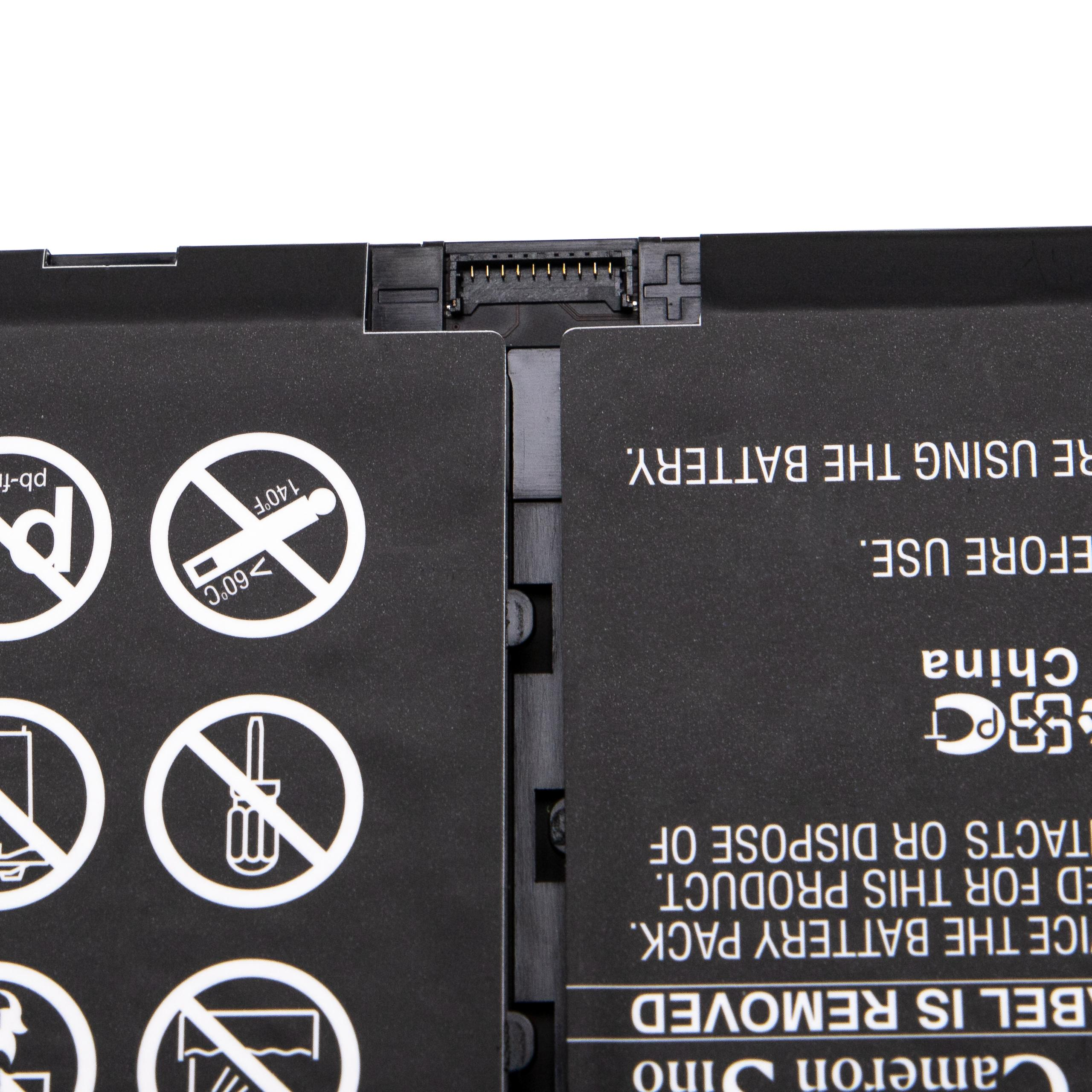 Nahaufnahme eines Akkus. Schwarze Oberfläche mit weißen Warnsymbolen und Text. Stecker oben.