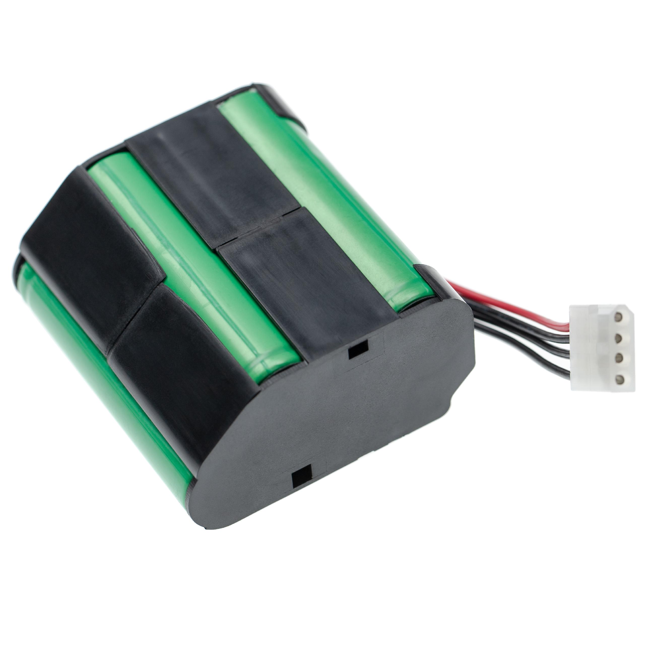 Ein Akkupack mit grünen Zylindern, schwarzem Kunststoffgehäuse und einem weißen Stecker mit Drähten auf weißem Hintergrund.