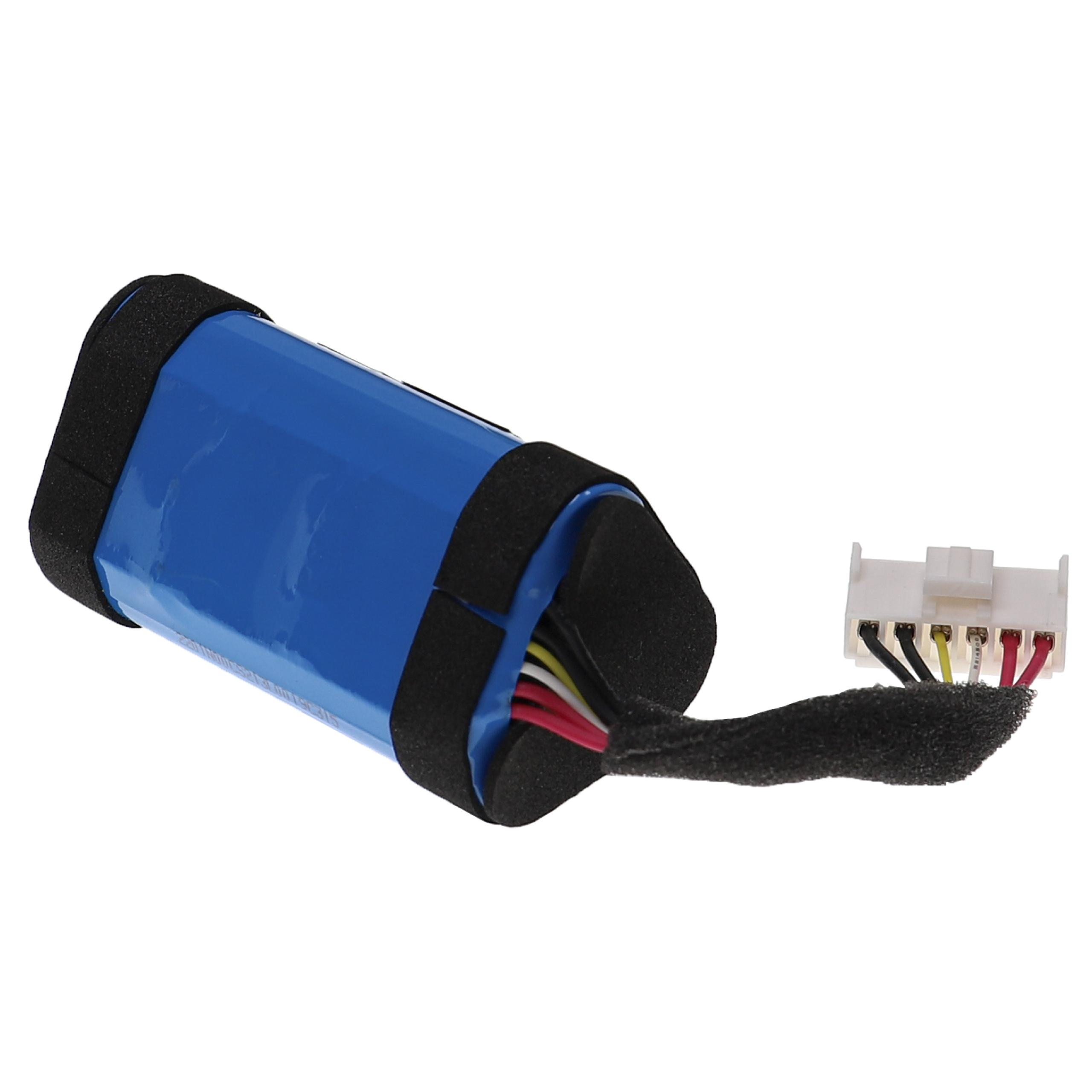 Eine blaue Batterie mit schwarzem Schaumstoff und einem weißen Stecker mit farbigen Drähten auf weißem Hintergrund.