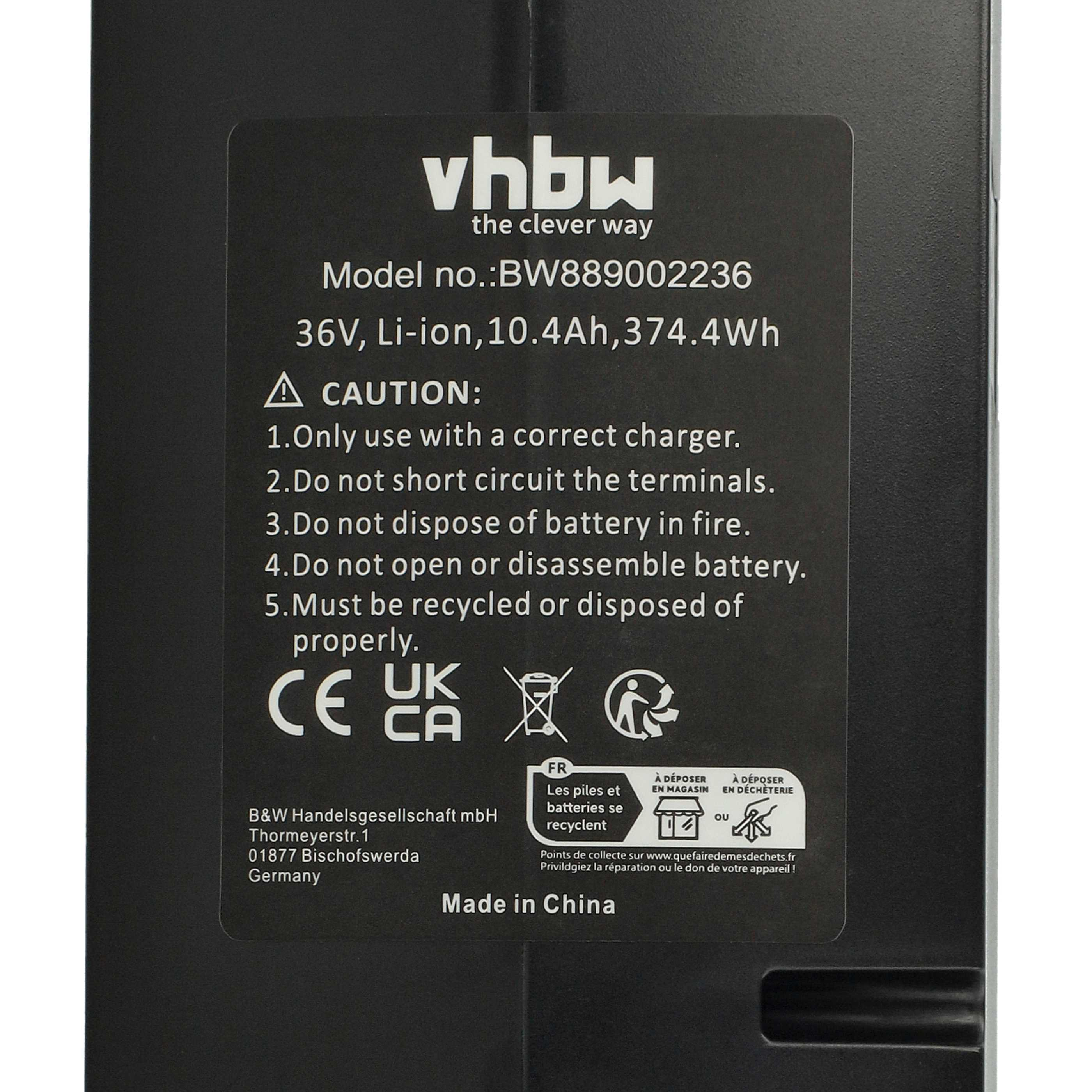 Schwarzes Etikett mit weißem Text. Es zeigt die Marke, das Modell und Sicherheitshinweise für eine Batterie. Hergestellt in China.