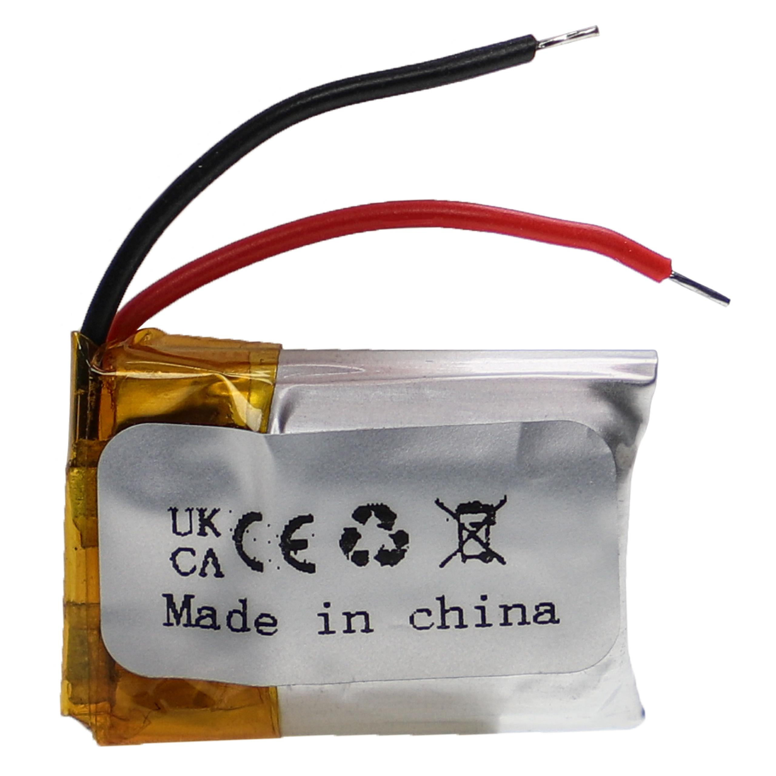 Ein kleiner Akku mit schwarzen und roten Drähten. Er hat ein Etikett mit Recycling-Symbolen und 'Made in China'.