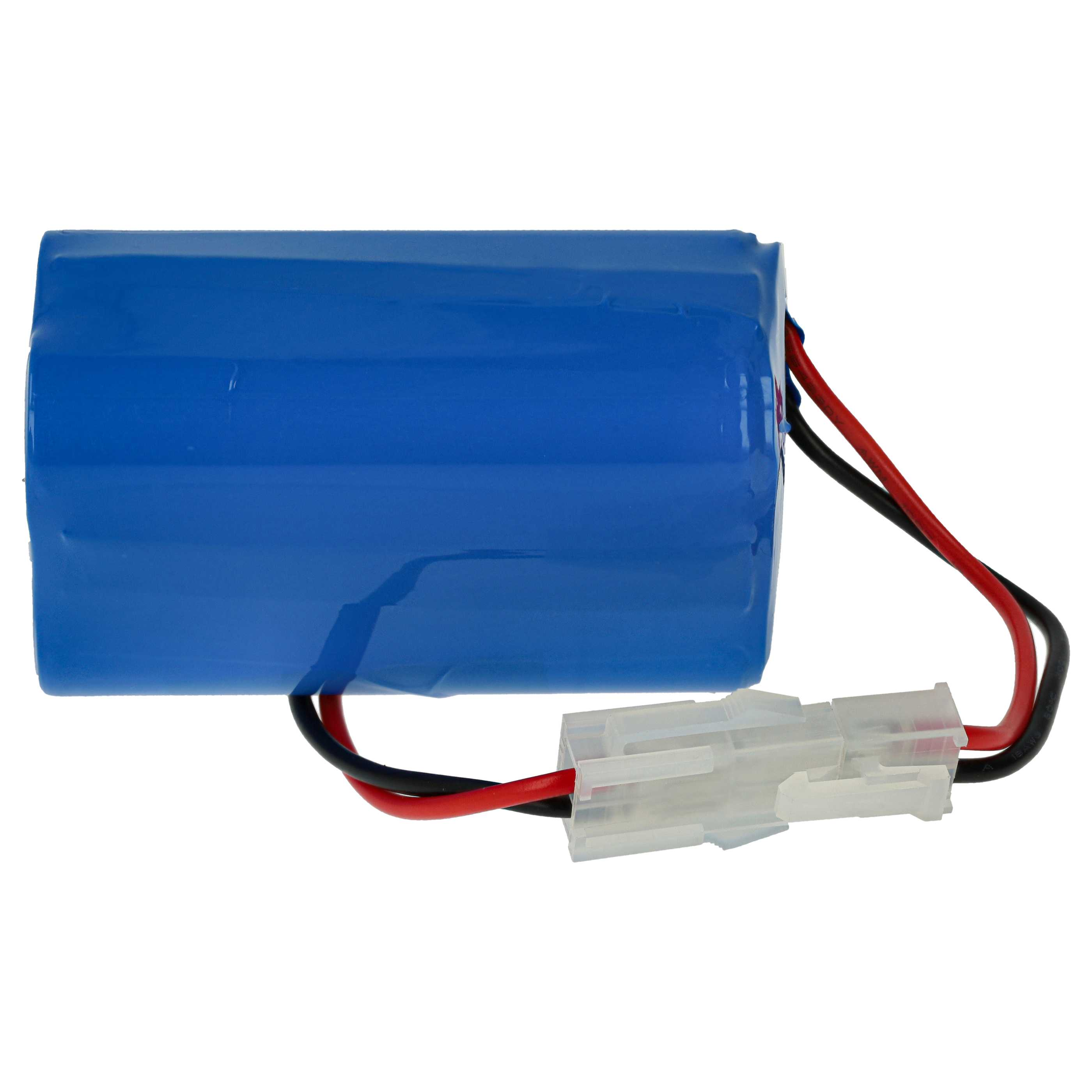 Eine blaue zylindrische Batterie mit roten und schwarzen Drähten, die an einen weißen Stecker angeschlossen sind, vor weißem Hintergrund.