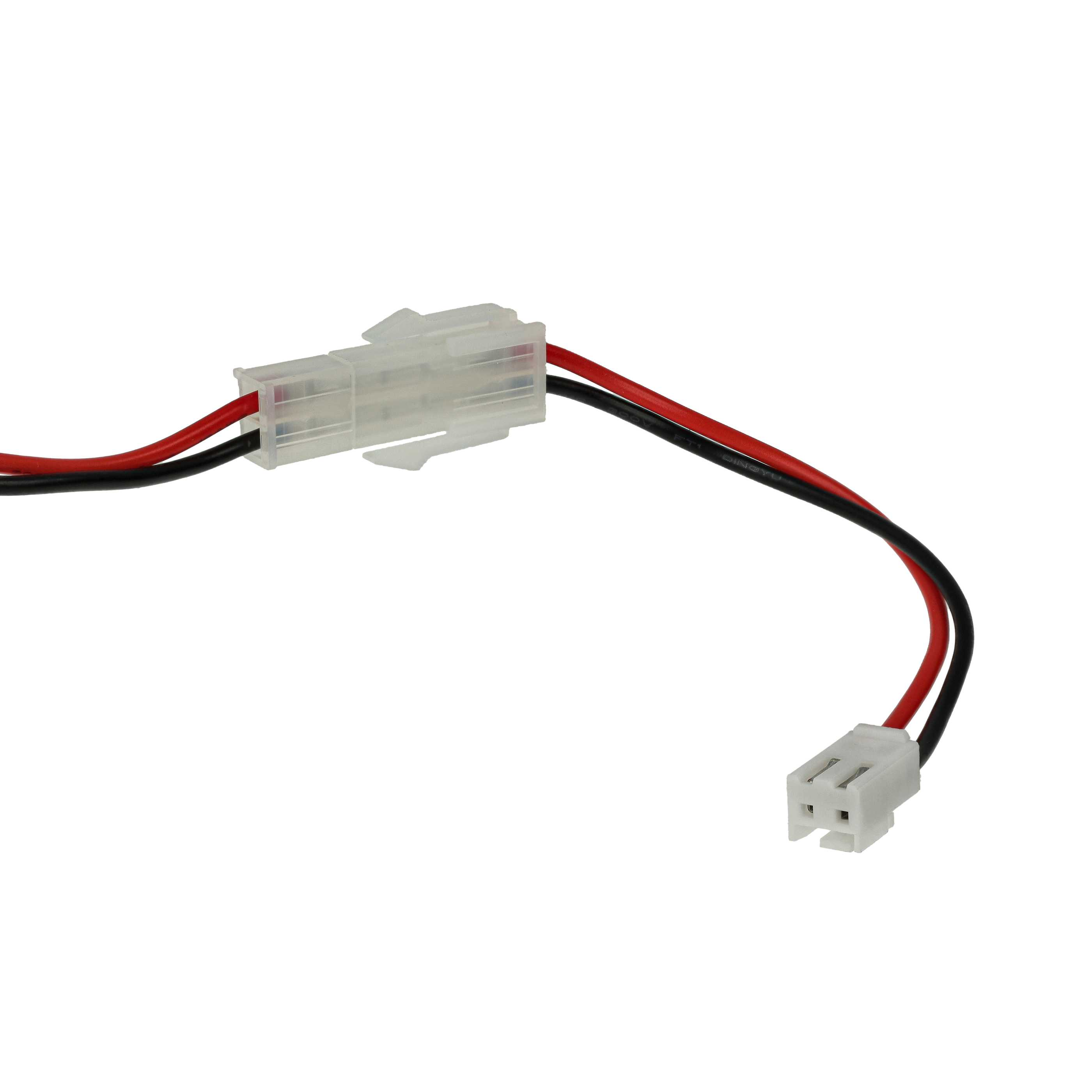 Ein elektrischer Stecker mit roten und schwarzen Drähten. Er hat ein weißes Kunststoffgehäuse und ist vor weißem Hintergrund.