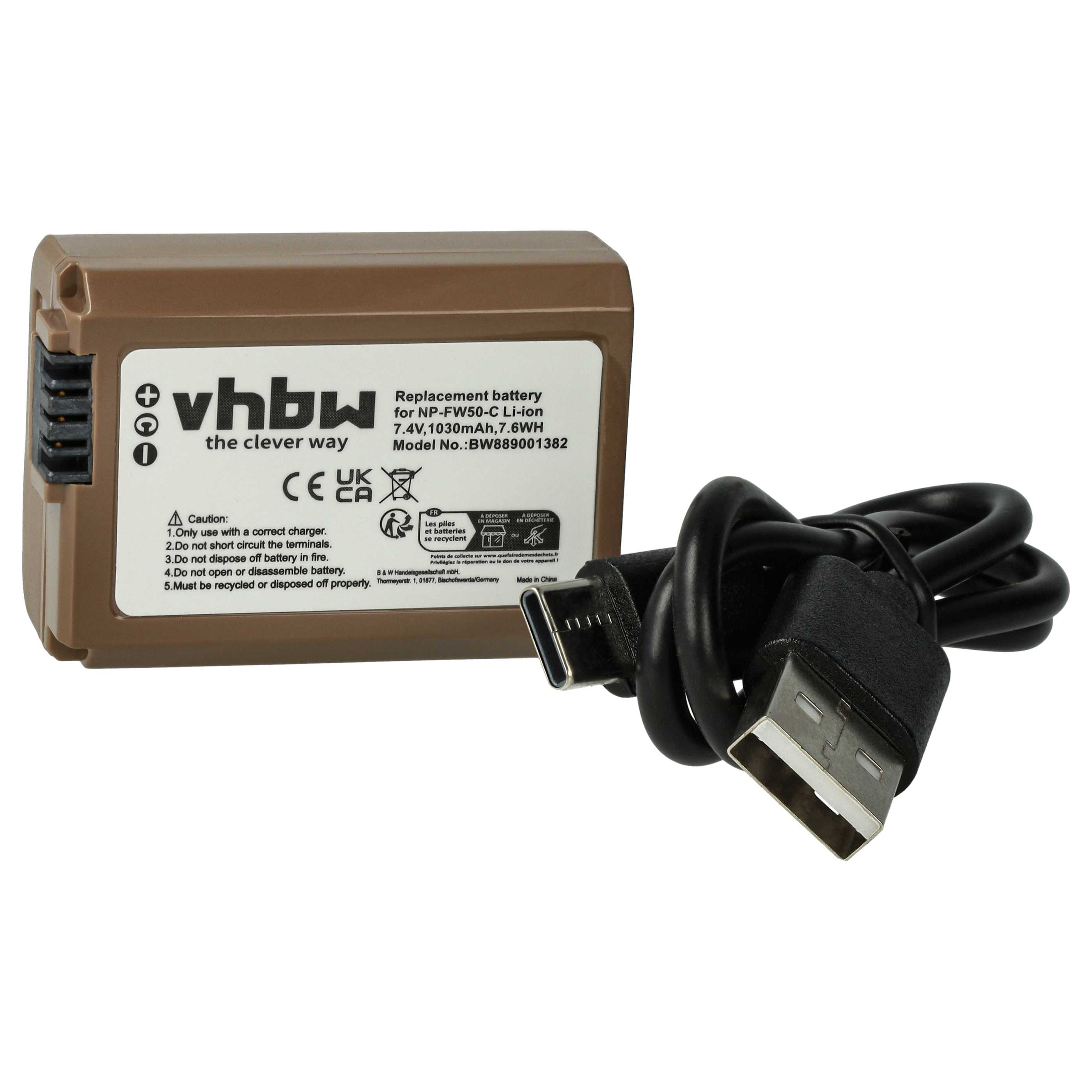 Ein brauner Akku mit Etikett und schwarzem USB-Kabel. Das Etikett enthält Text und Logos.