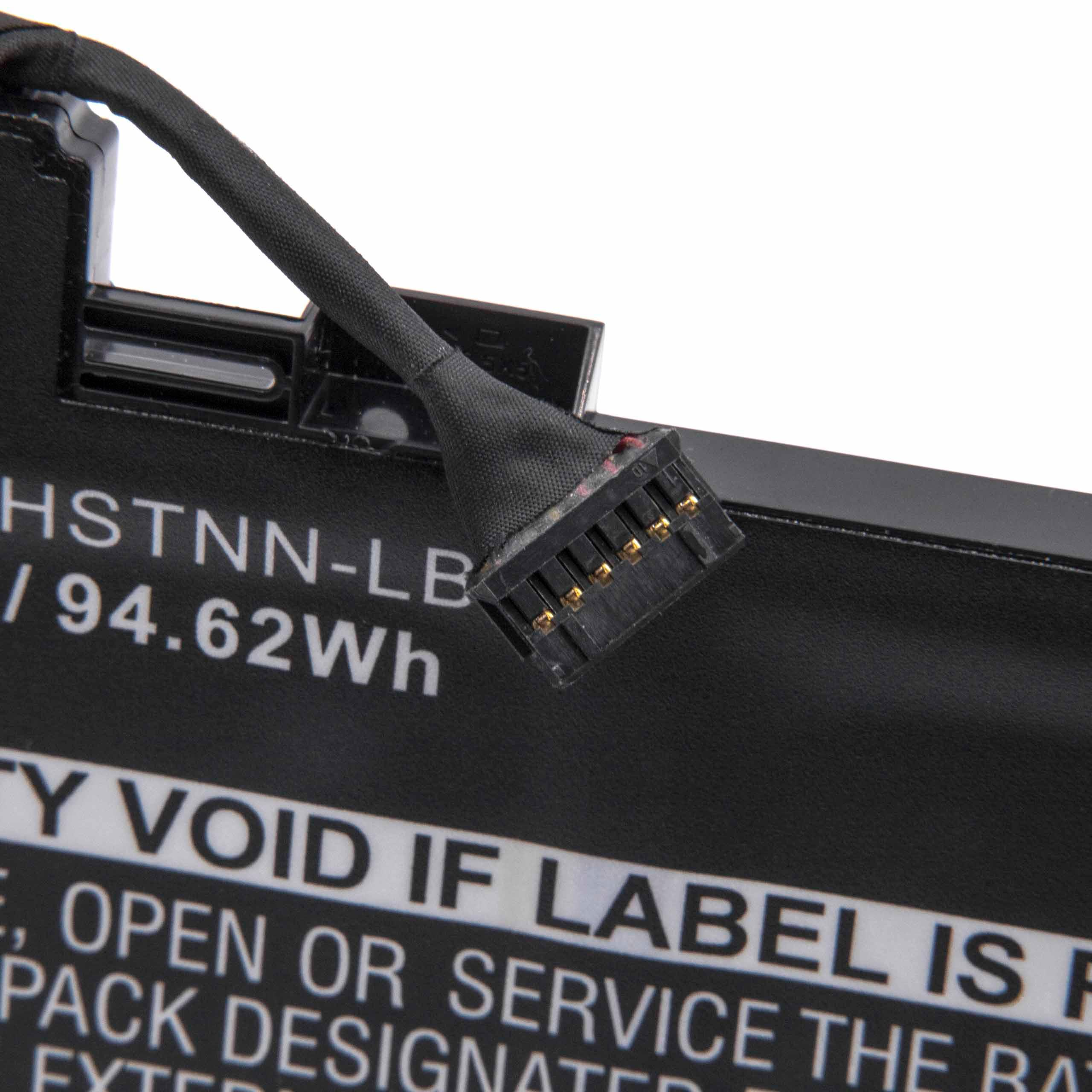 Nahaufnahme eines schwarzen Laptop-Batterieanschlusses mit schwarzem Draht. Text auf der Batterie: HSTNN-LB, 94.62Wh, und Warnhinweis.
