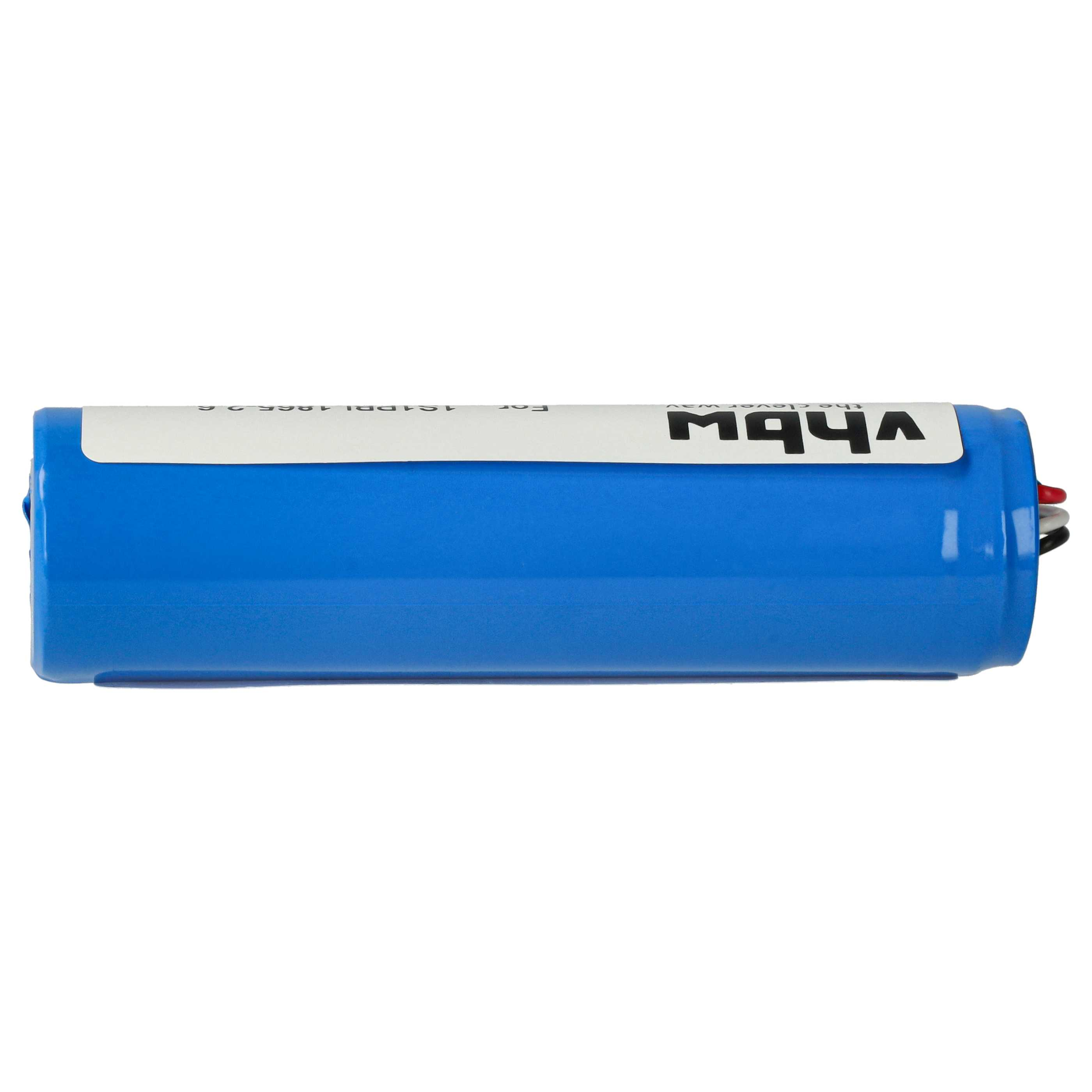 Eine blaue zylindrische Batterie mit weißem Etikett und schwarzem Text. Drähte ragen aus einem Ende heraus.