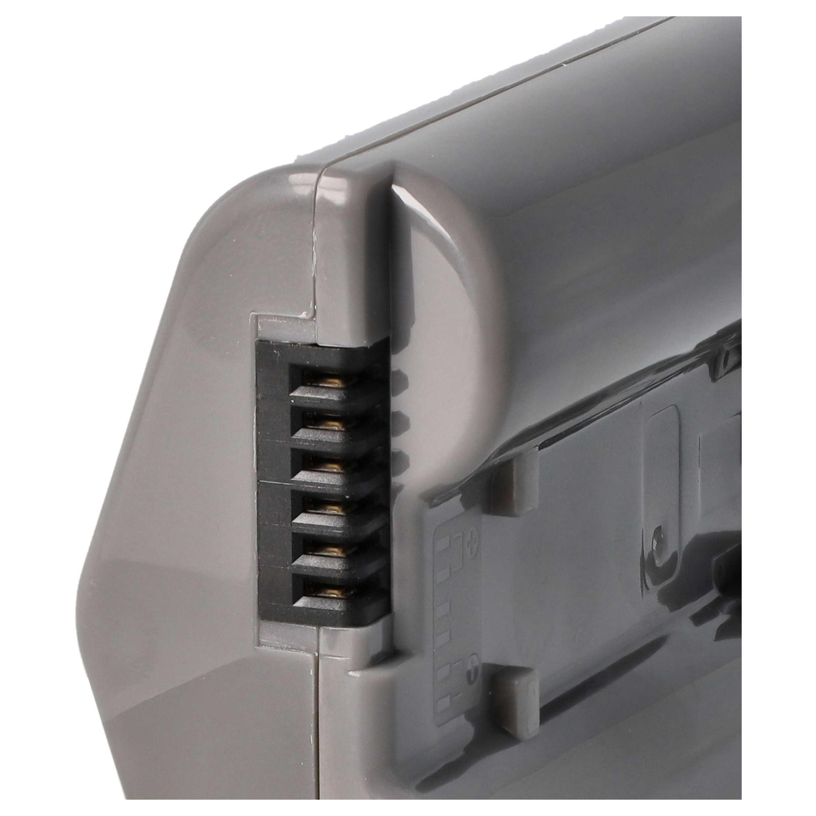 Nahaufnahme eines grauen Kunststoffgeräts mit einem schwarzen Stecker. Der Stecker hat mehrere goldfarbene Kontakte.