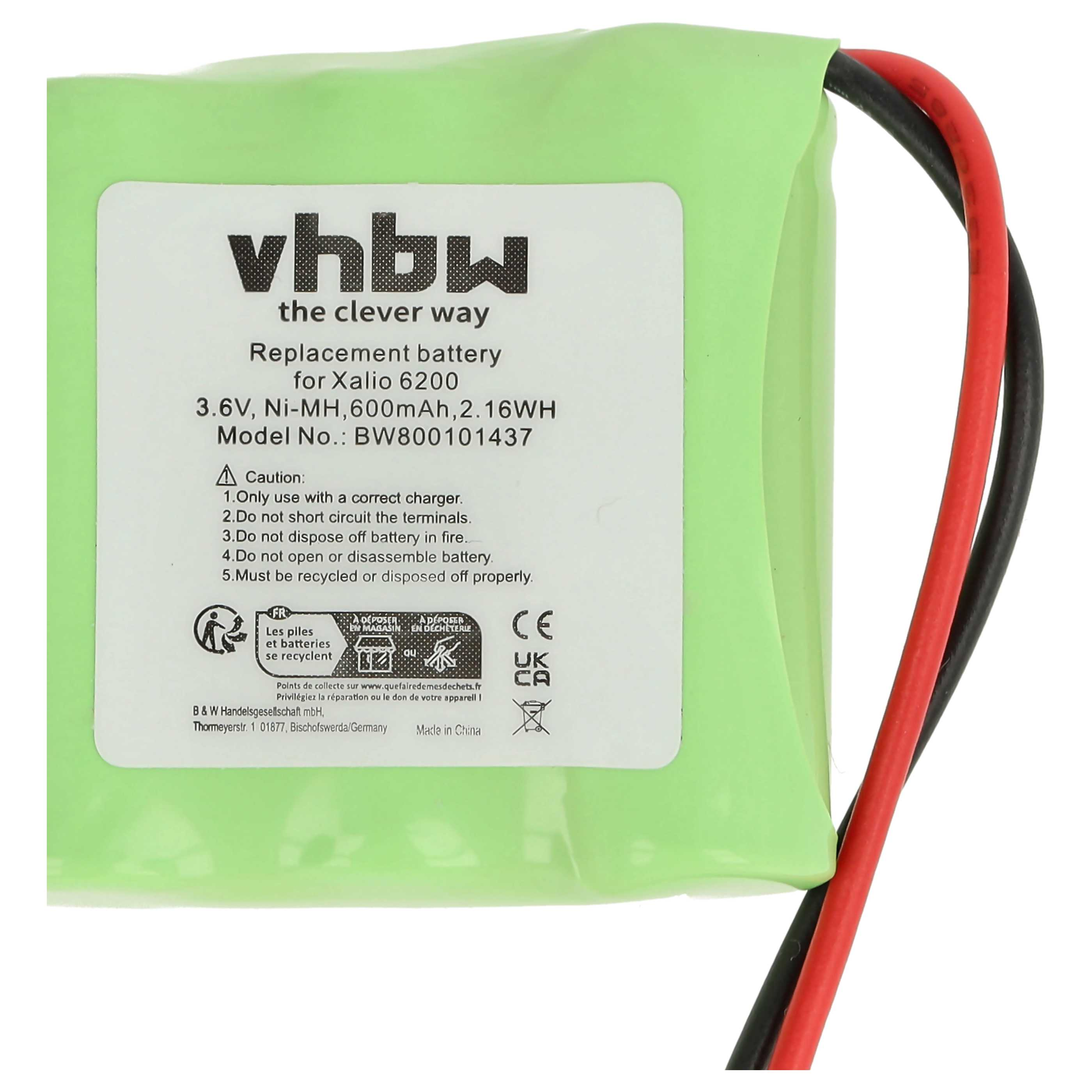 Ein grünes Batteriepaket mit weißem Etikett und schwarzen und roten Drähten. Text Details zur Batterie und Recycling-Anweisungen.