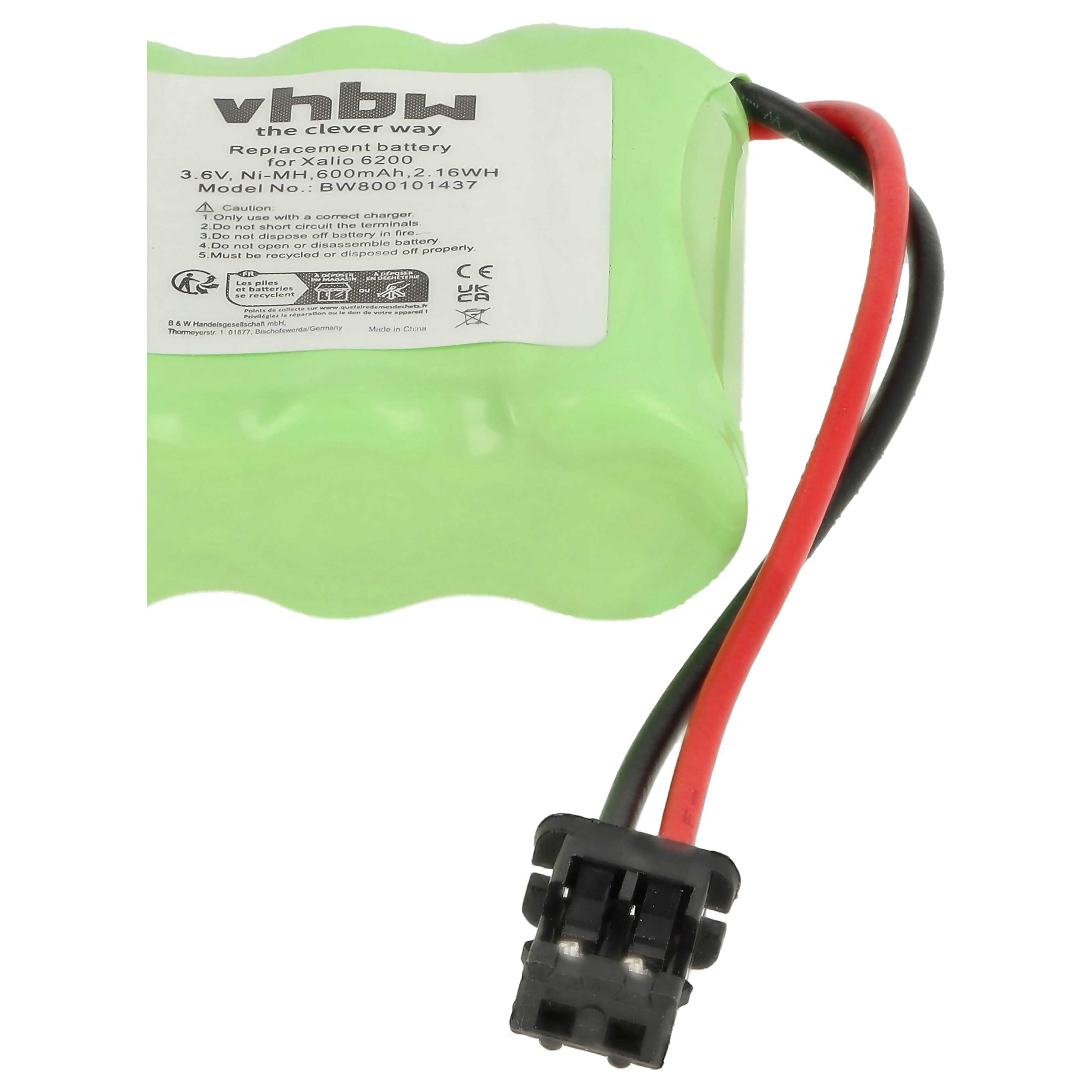 Eine grüne Batterie mit schwarzen und roten Drähten und einem schwarzen Stecker. Text auf der Batterie.