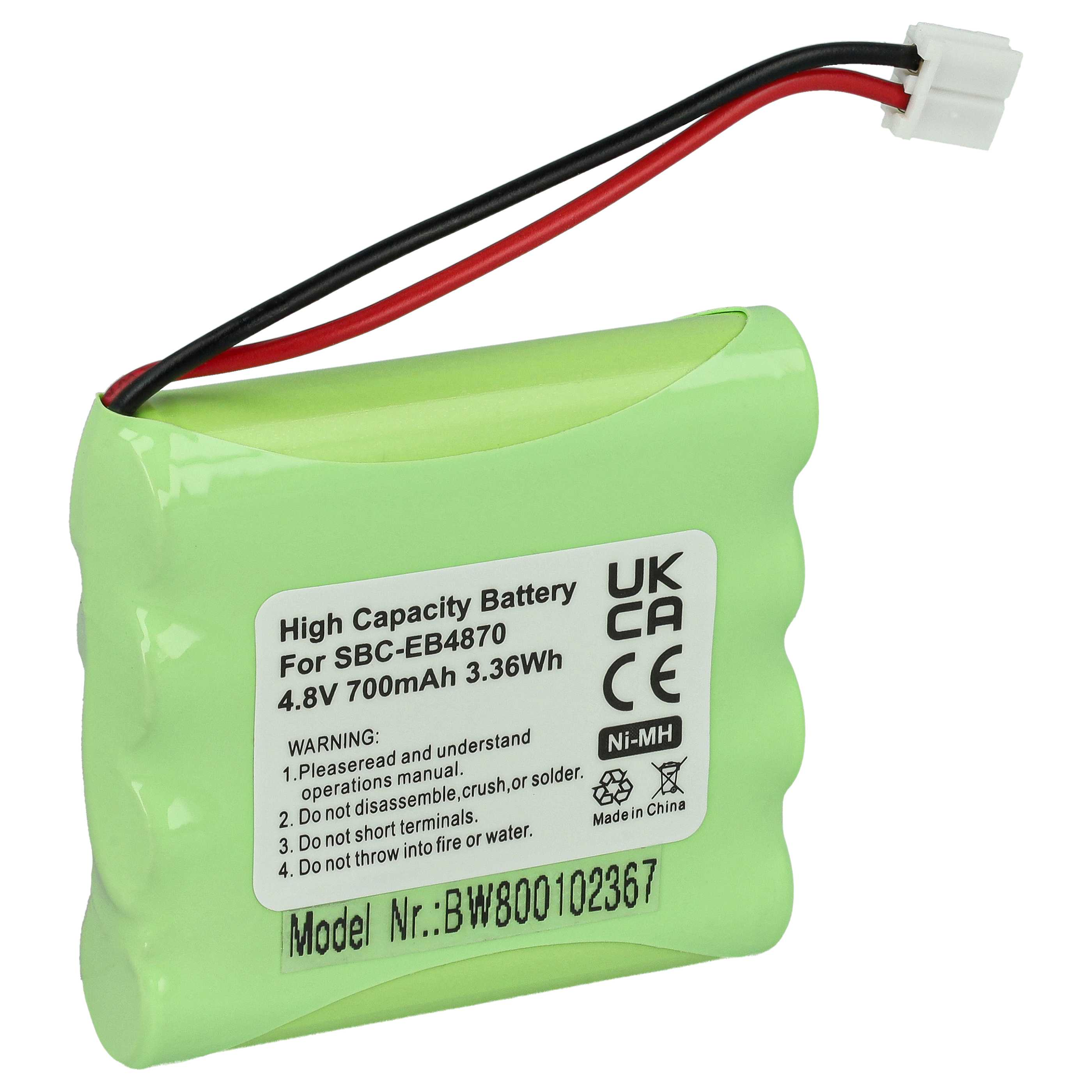 Eine grüne Batterie mit schwarzen und roten Drähten und einem weißen Stecker. Text auf der Batterie zeigt Spezifikationen und Warnungen.