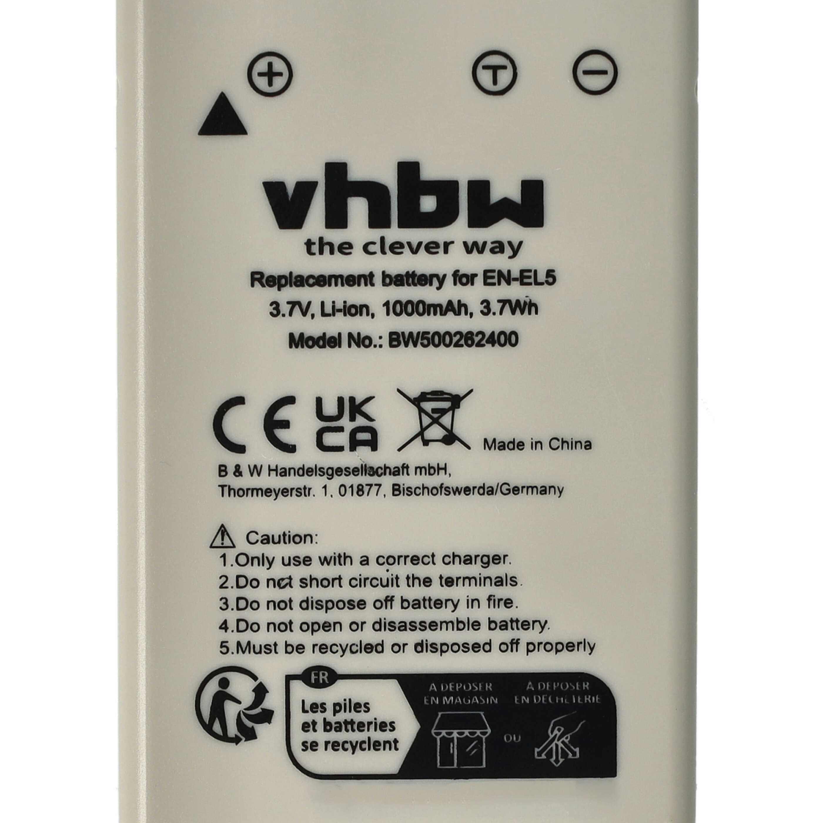 Eine weiße Batterie mit schwarzem Text, Symbolen und Warnungen. Sie gibt an, dass es sich um eine Ersatzbatterie für EN-EL5 handelt, hergestellt in China.
