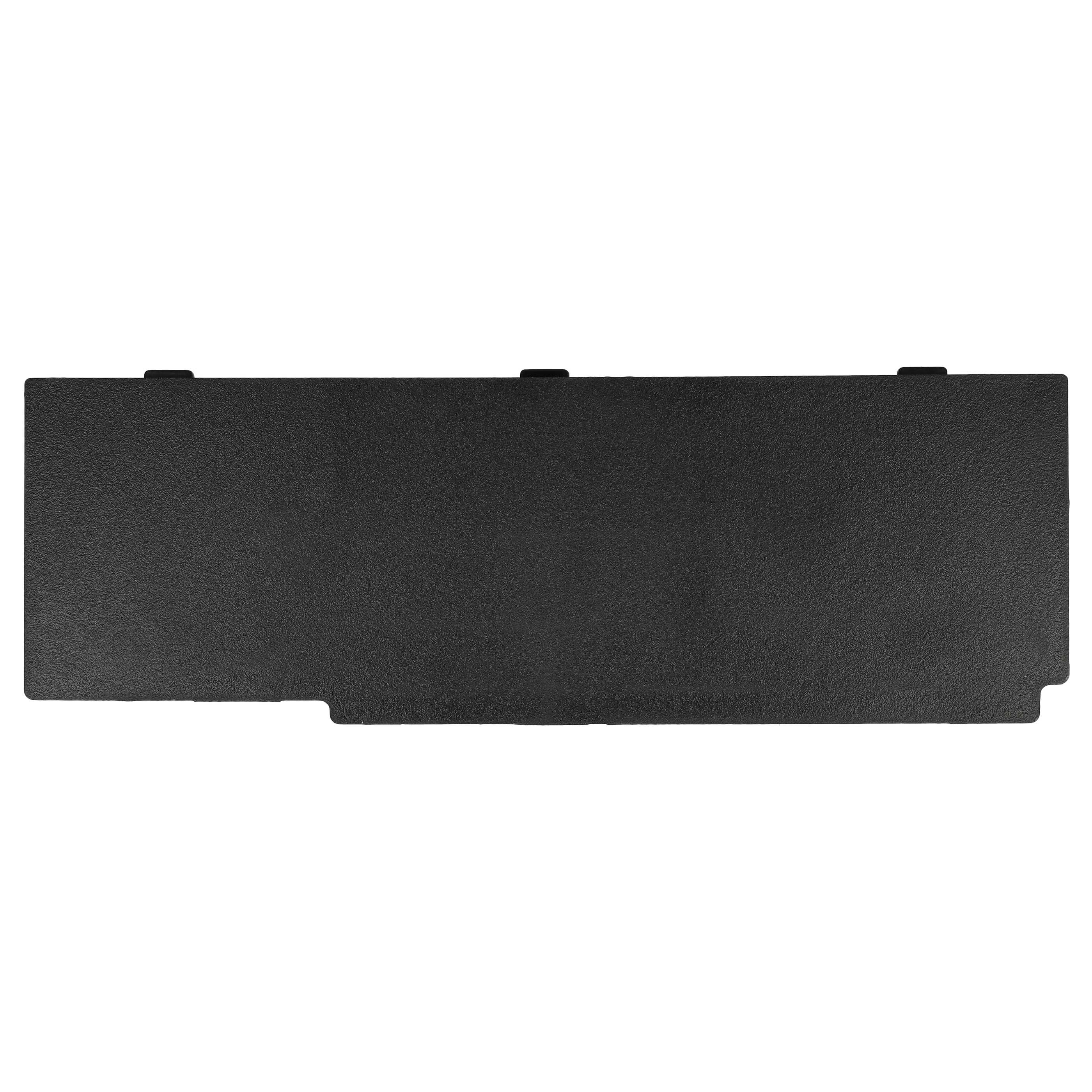Eine schwarze Laptop-Batterieabdeckung vor weißem Hintergrund. Sie hat eine strukturierte Oberfläche und kleine Laschen.