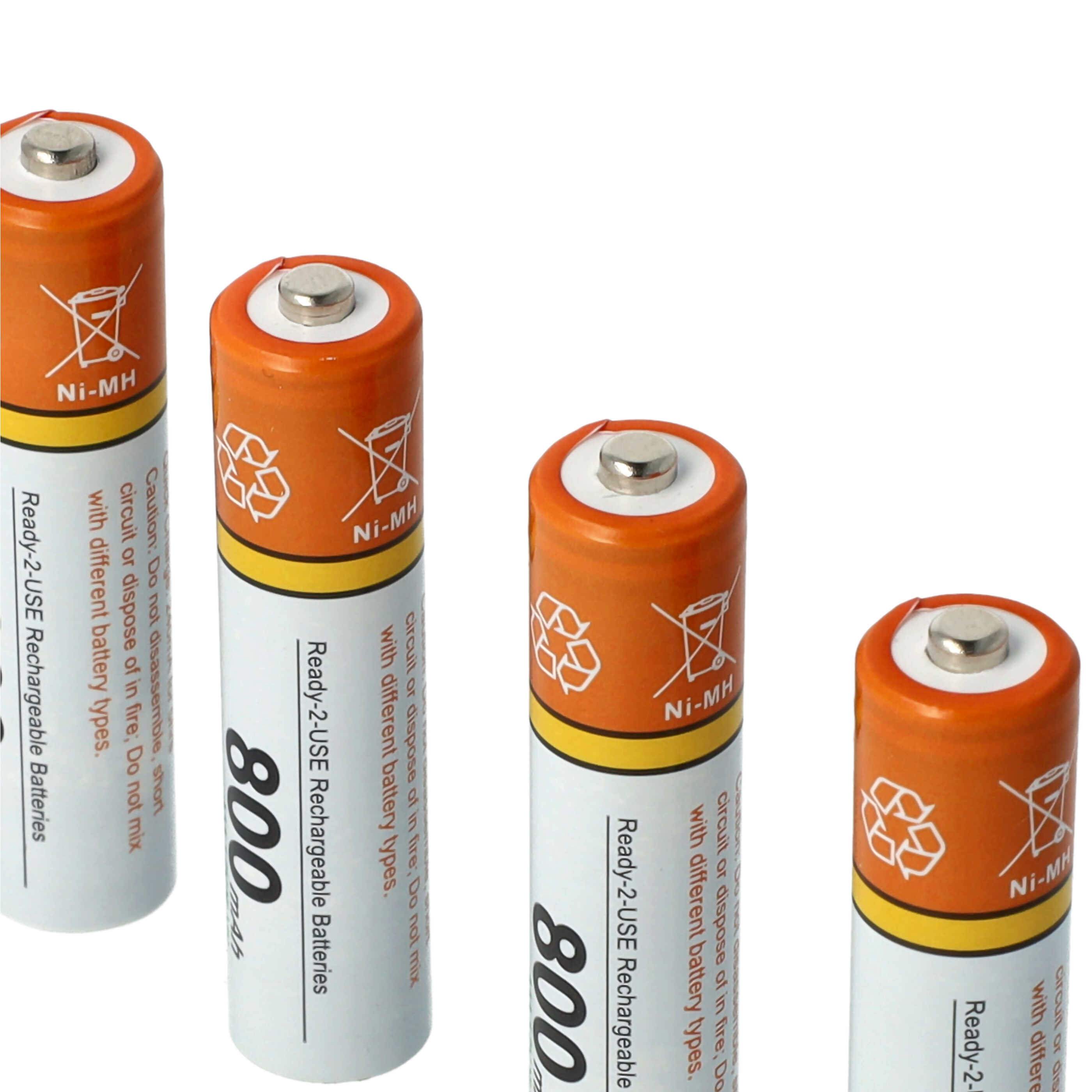 Vier AA-Batterien werden gezeigt, orangefarbene Oberteile, weiße Körper mit Text. Recycling- und Ni-MH-Symbole sind sichtbar.