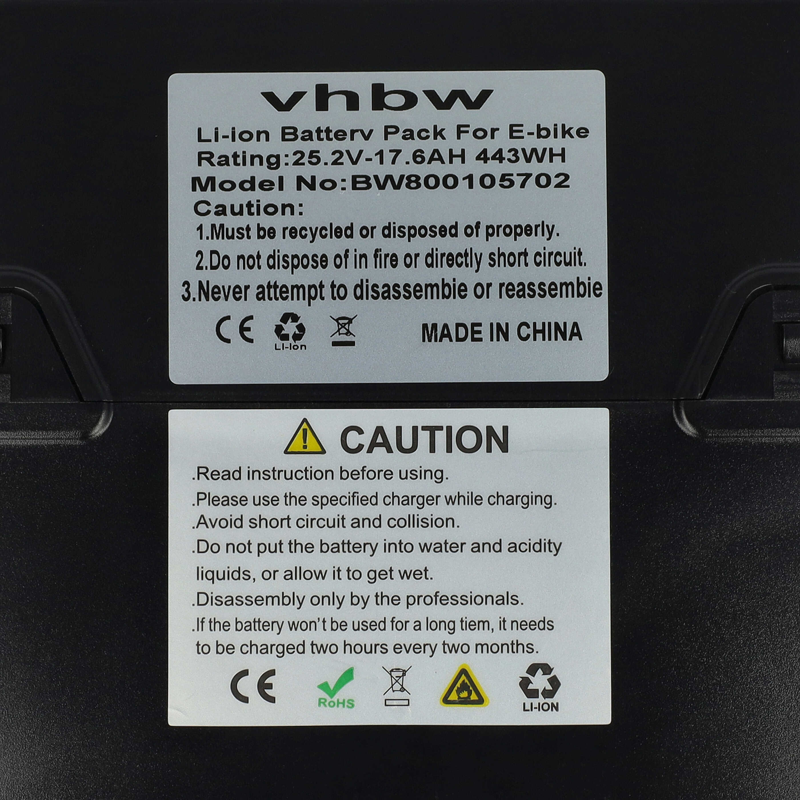 Ein schwarzes Batteriepack mit Warnhinweisen. Die Etiketten enthalten Sicherheitshinweise, Recyclingsymbole und Produktspezifikationen.