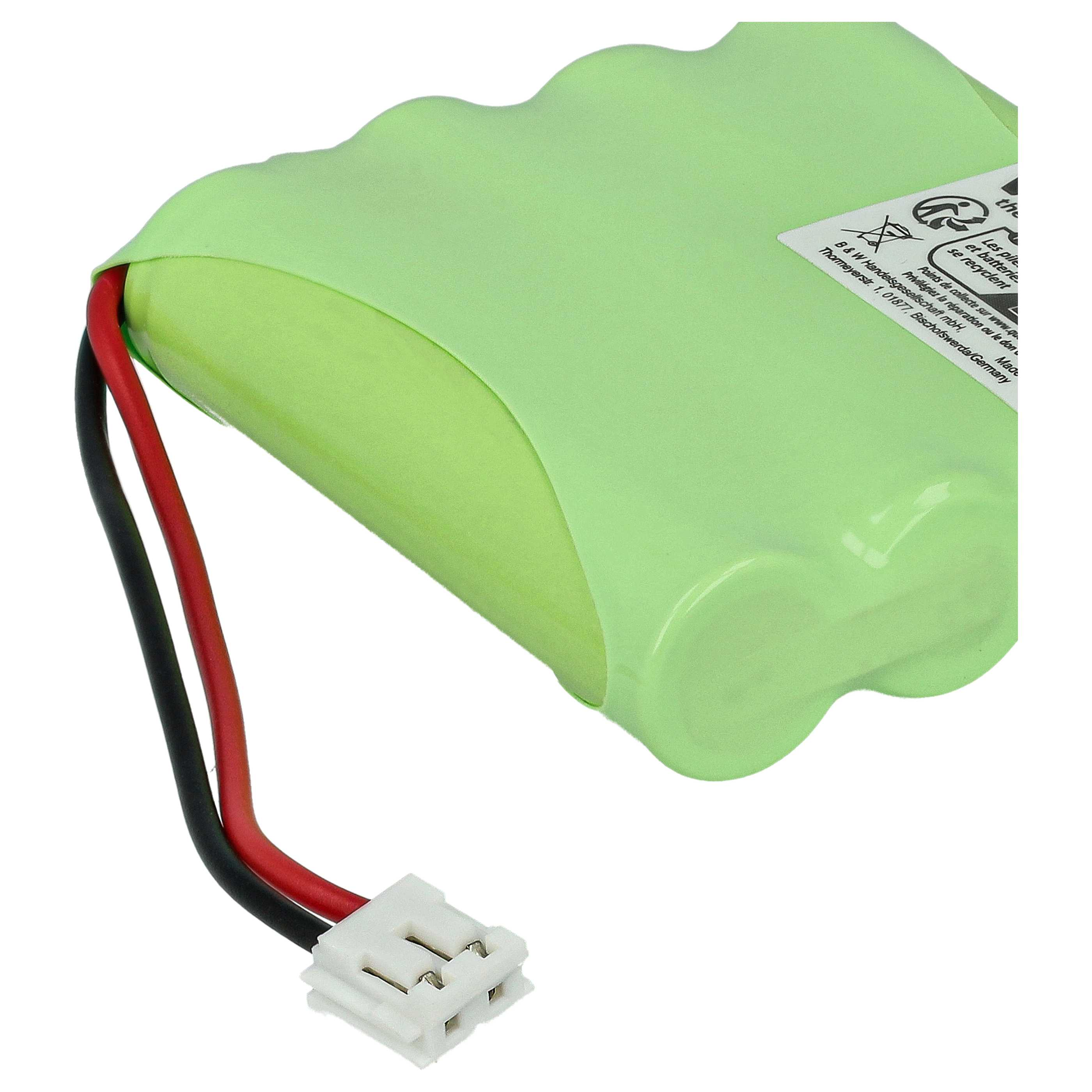 Ein grüner Akku mit roten und schwarzen Drähten, die an einem weißen Stecker befestigt sind. Recycling-Symbol sichtbar.