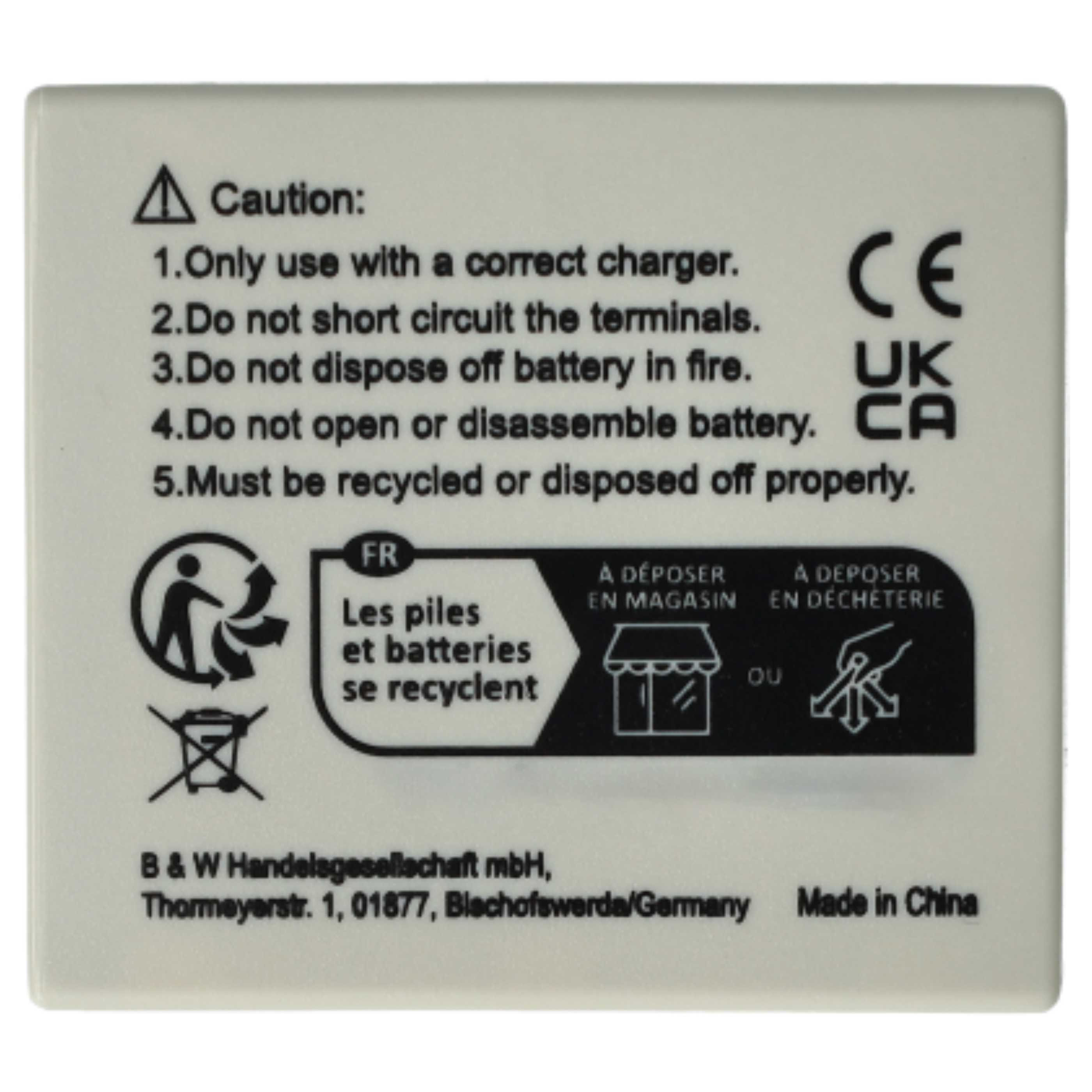Weißes Batterielabel mit Warnhinweisen und Recycling-Symbolen. Text in Englisch und Französisch. Hergestellt in China.