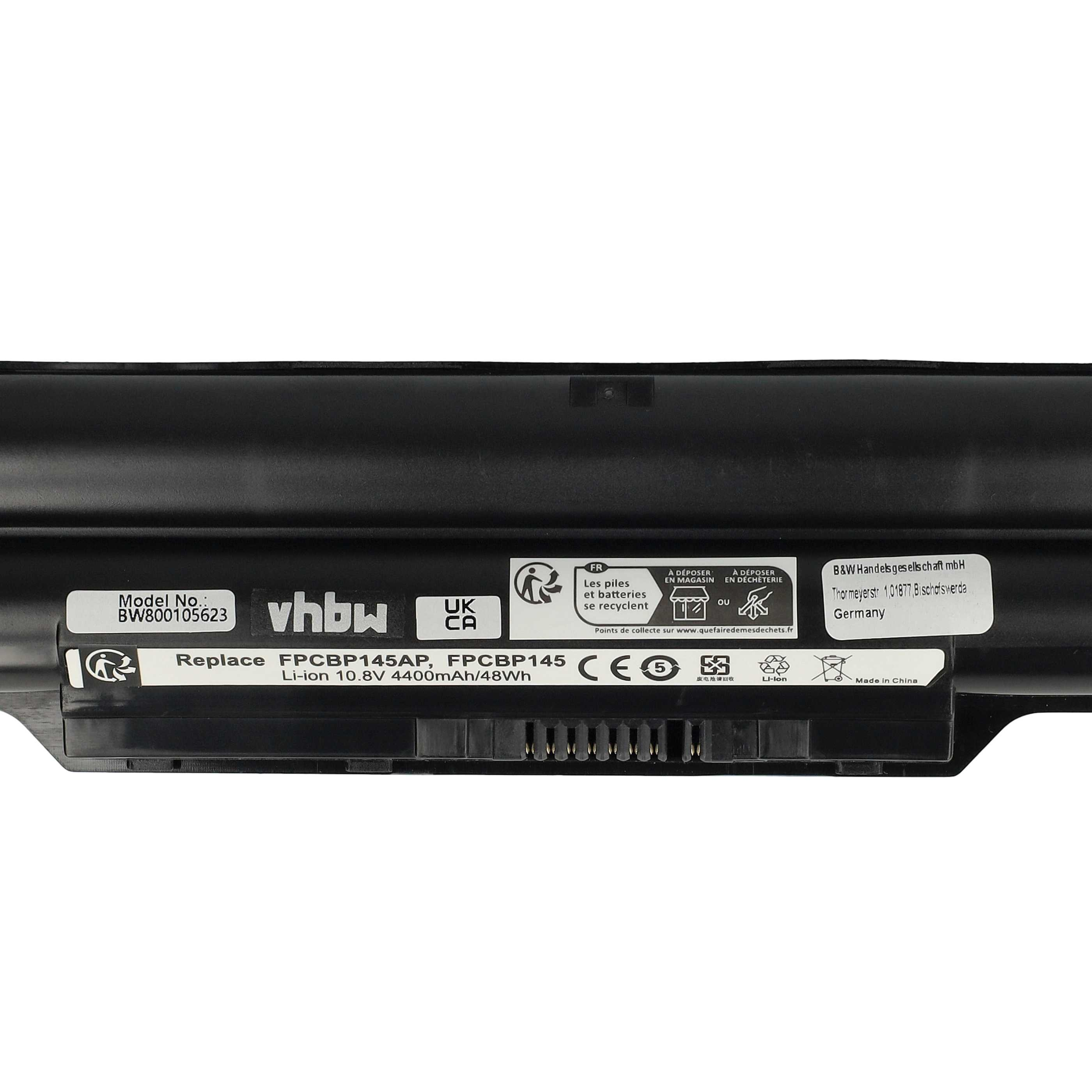 Ein schwarzer Laptop-Akku mit weißen Etiketten. Text enthält Modellnummer, Spezifikationen, Recyclingsymbole und 'Made in China'.