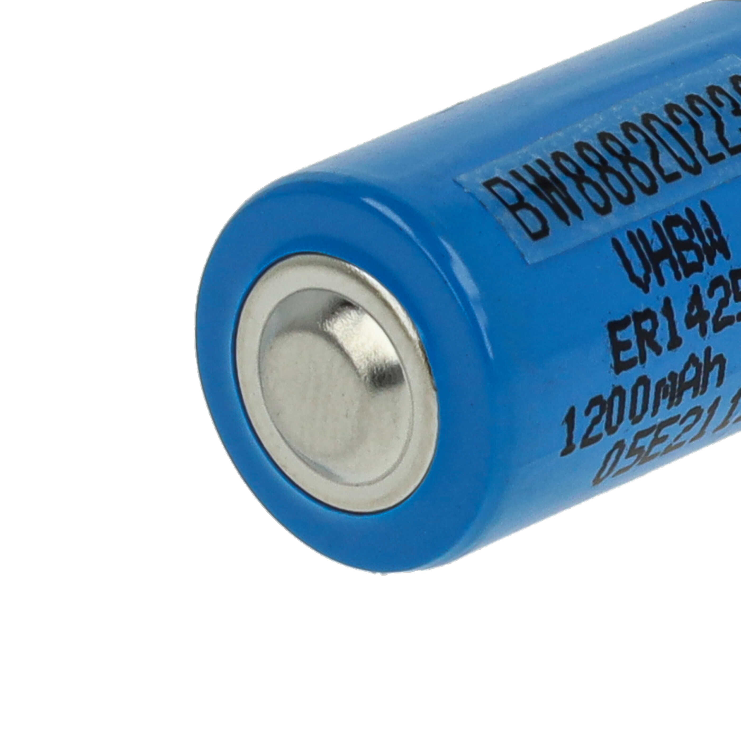 Eine blaue Batteriezelle mit silberner Oberseite. Text auf der Batterie enthält Modell- und Kapazitätsinformationen.