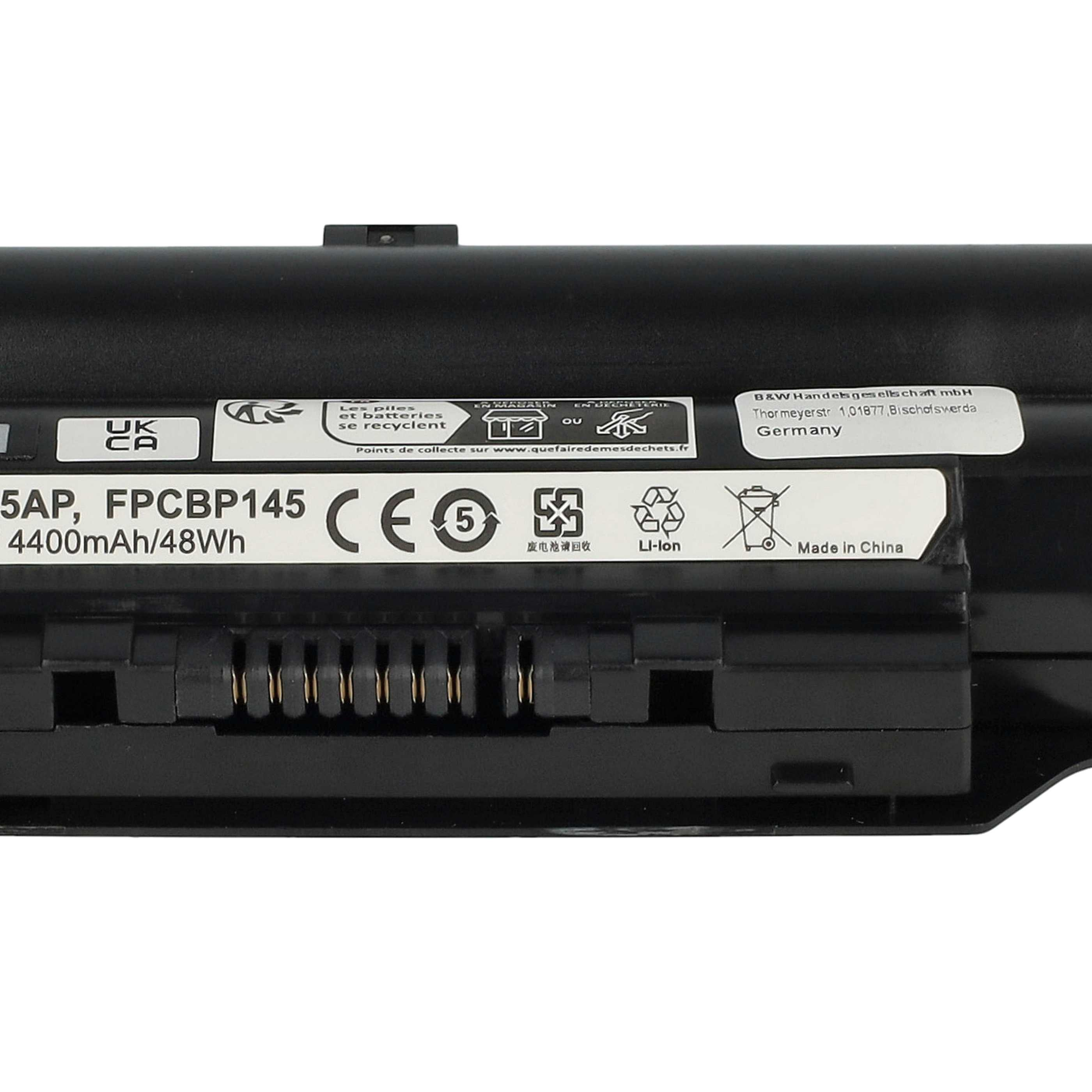 Ein schwarzer Laptop-Akku mit Etiketten und Anschlüssen. Er zeigt Recyclingsymbole, technische Infos und Made in China.