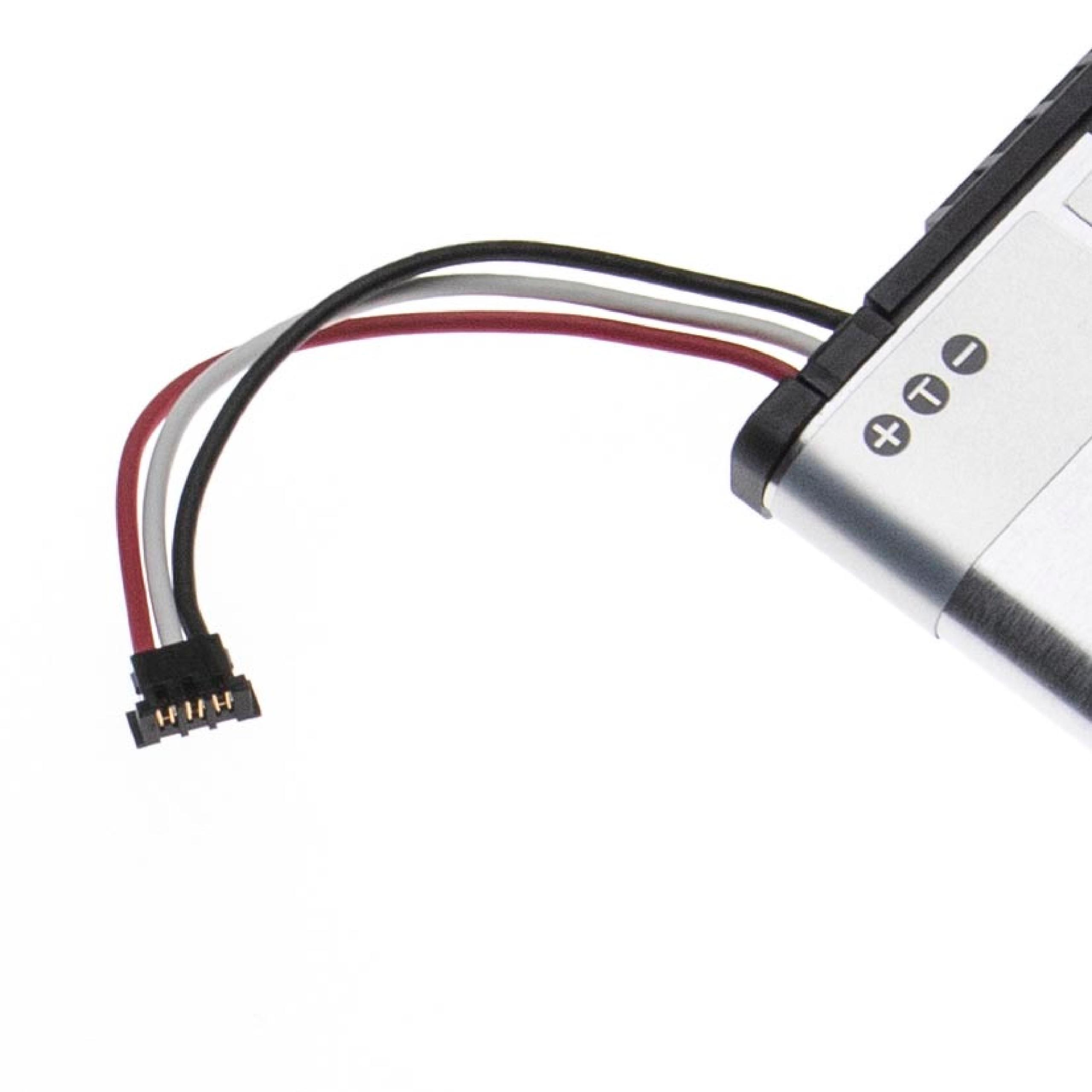 Ein Akku mit schwarzen, weißen und roten Drähten, die mit einem Stecker verbunden sind. Der Akku hat Plus-, Minus- und T-Symbole.