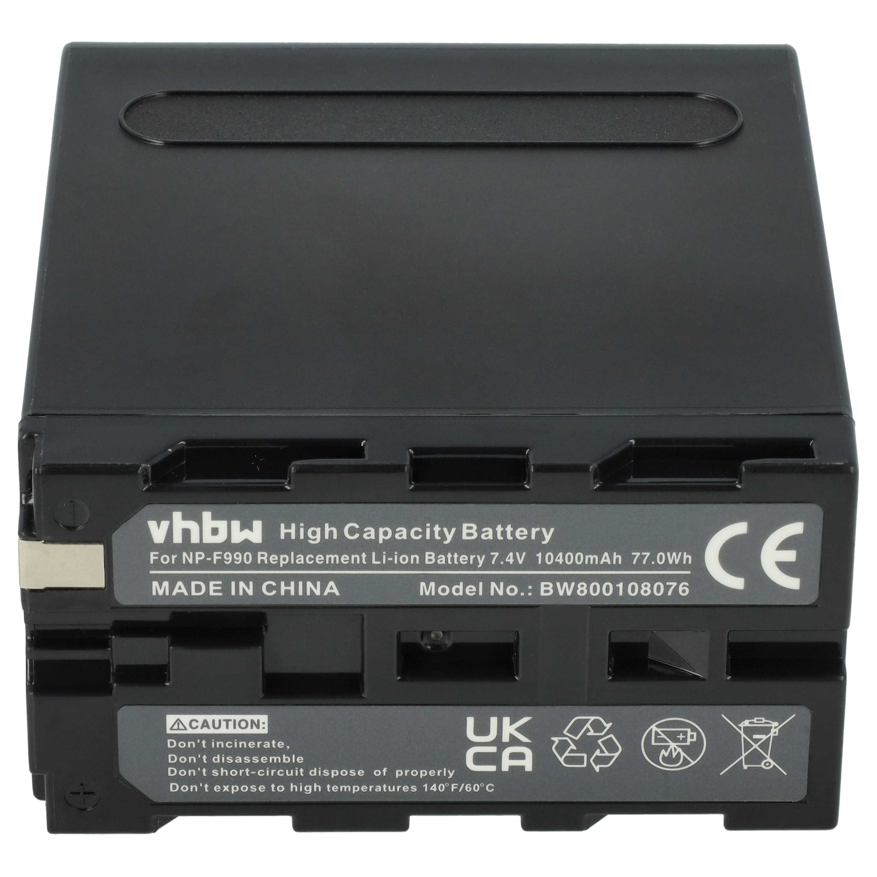 Ein schwarzes Batteriepack mit weißem Text, einem CE-Zeichen und Warnungen. Die Marke ist vhbw.