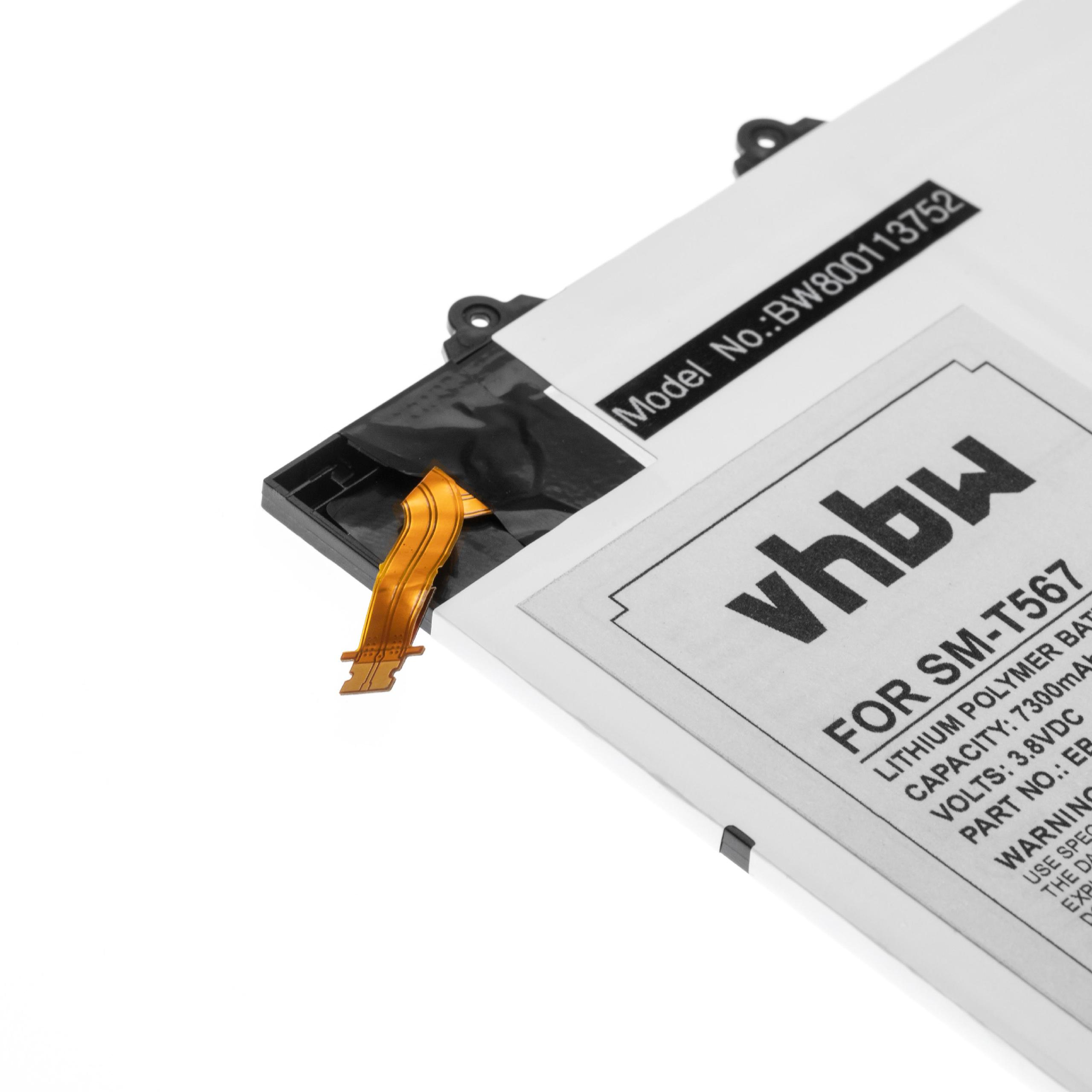 Ein schräger Schuss einer Batterie mit Text. Es hat einen schwarzen Rahmen und ein goldenes Flexkabel. Der Text enthält Modellinformationen und Spezifikationen.
