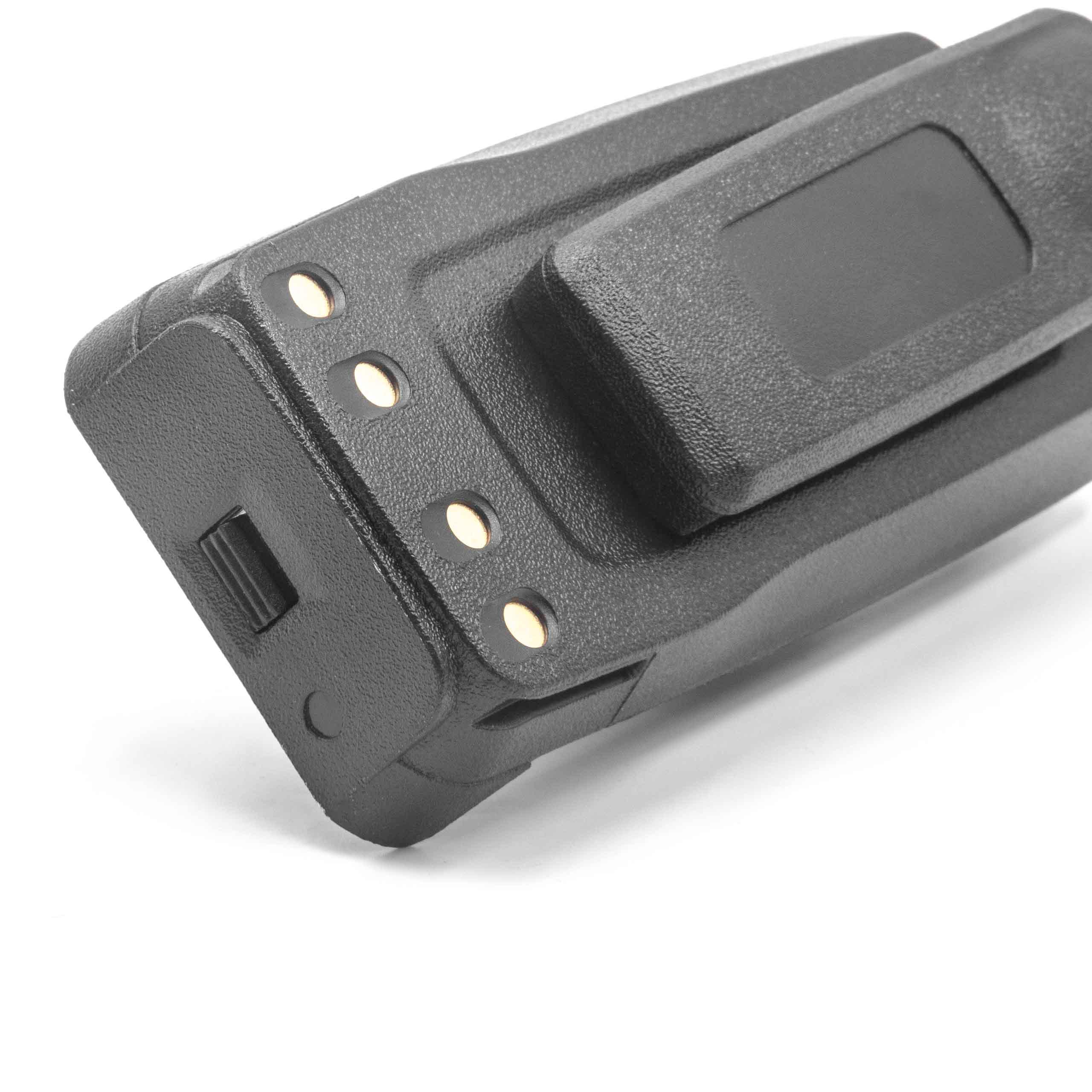Ein schwarzes Plastikgerät mit Statusleuchten, möglicherweise ein Batterieladegerät, auf weißem Hintergrund.