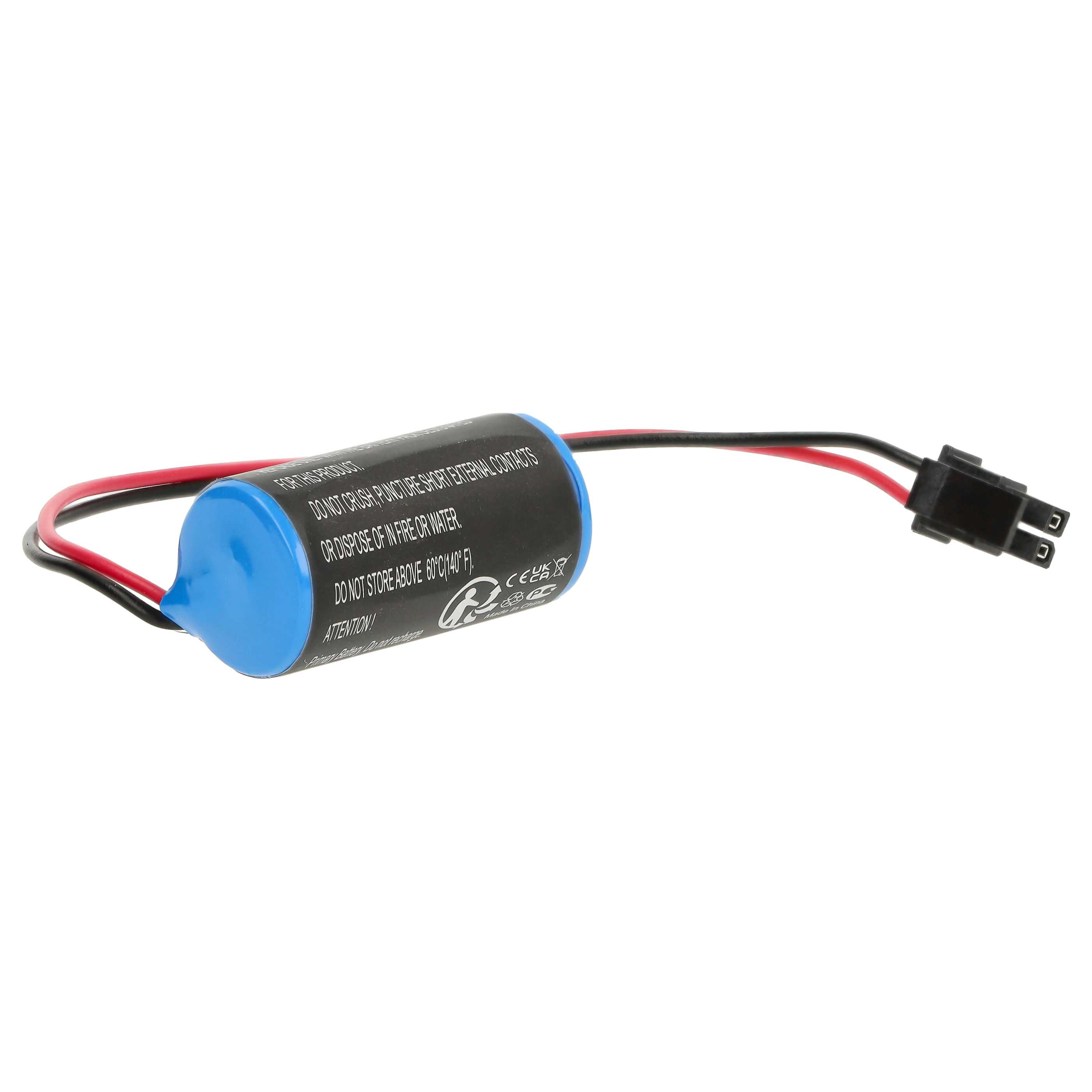 Eine zylindrische blaue Batterie mit schwarzem Text und Drähten, die an einen schwarzen Stecker angeschlossen ist, vor weißem Hintergrund.