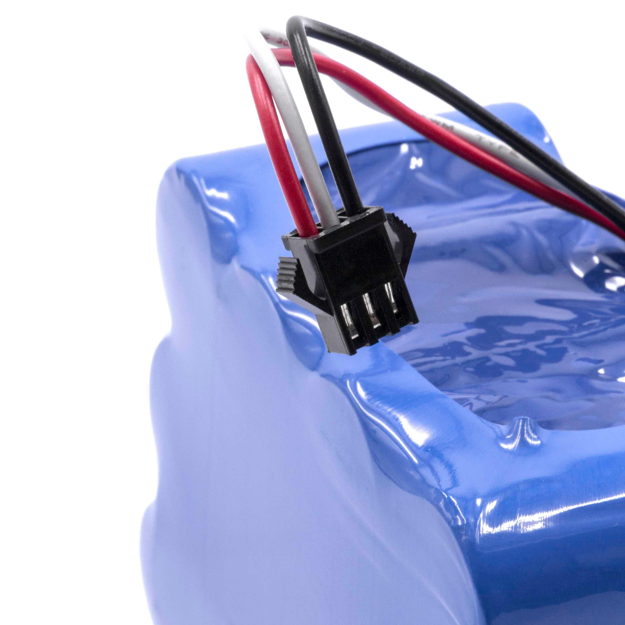 Nahaufnahme eines blauen Akkus mit schwarzen, roten, weißen Drähten, die mit einem schwarzen Stecker verbunden sind. Weißer Hintergrund.