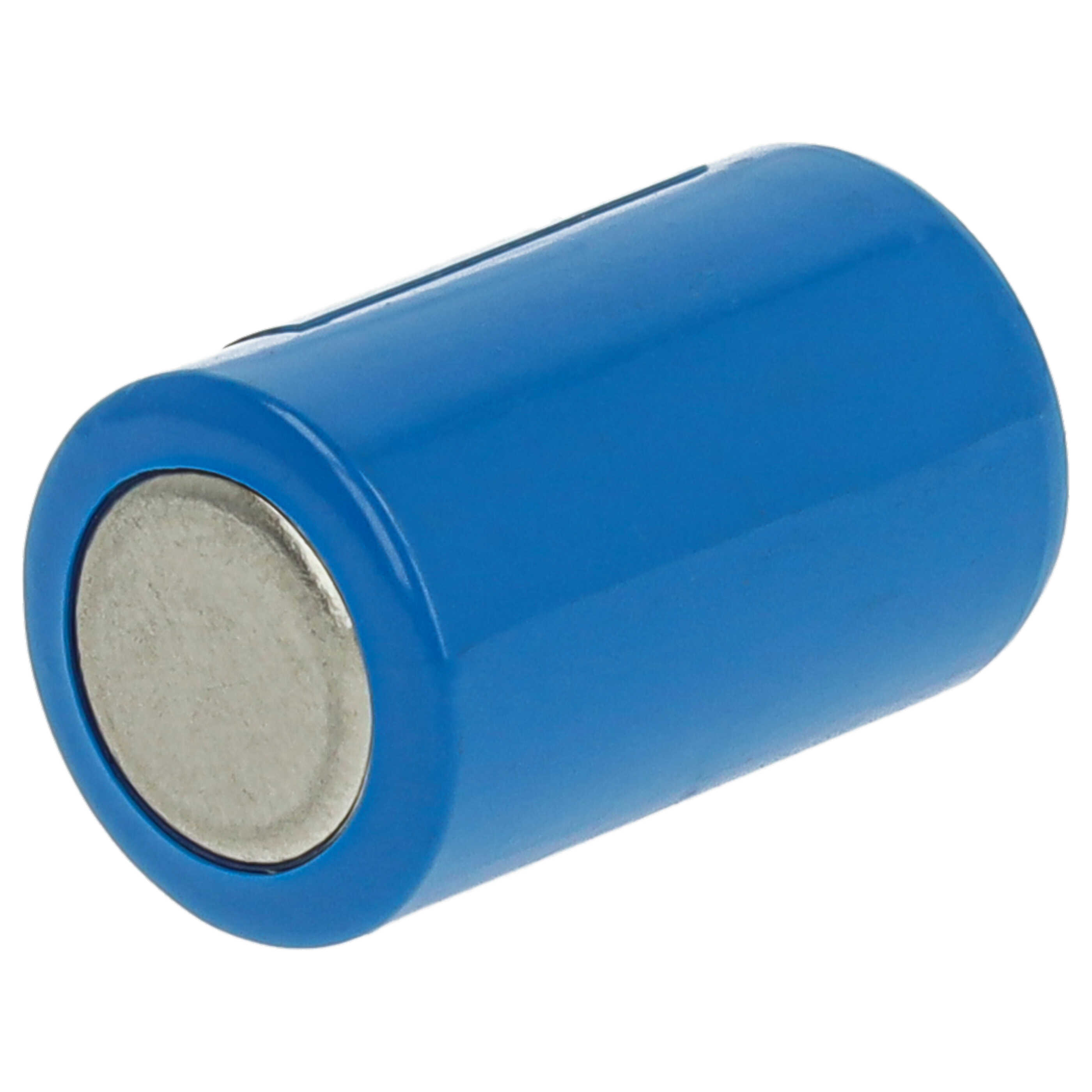Eine blaue zylindrische Batterie mit einem silbernen Metallende liegt auf weißem Hintergrund, leicht zur Seite geneigt.