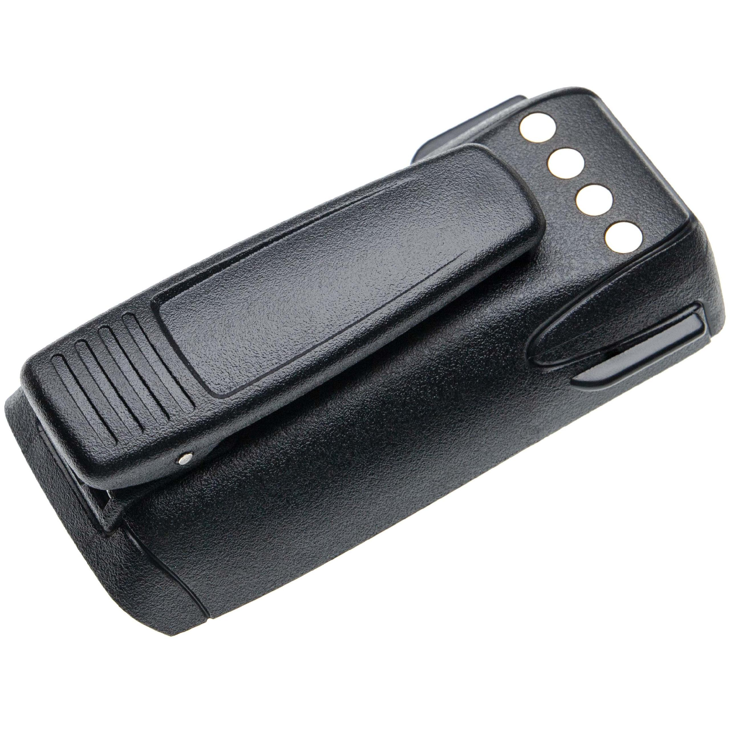Ein schwarzes Funkbatteriepack mit Gürtelclip vor weißem Hintergrund. Das Pack hat drei weiße Knöpfe.